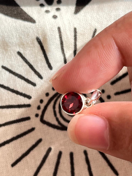 Elegant round garnet pendant in sterling silver