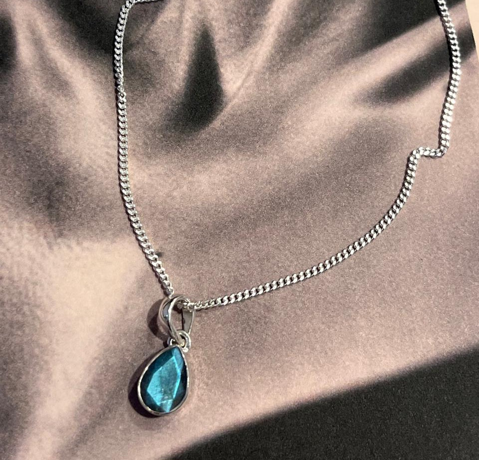 Labradorite Pear Cut Silver Pendant with Elegant Design