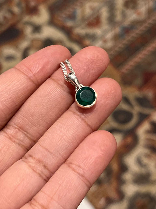 Green onyx round cut pendant in sterling silver