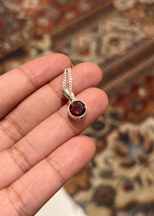 Sleek and timeless round garnet pendant in 925 sterling silver