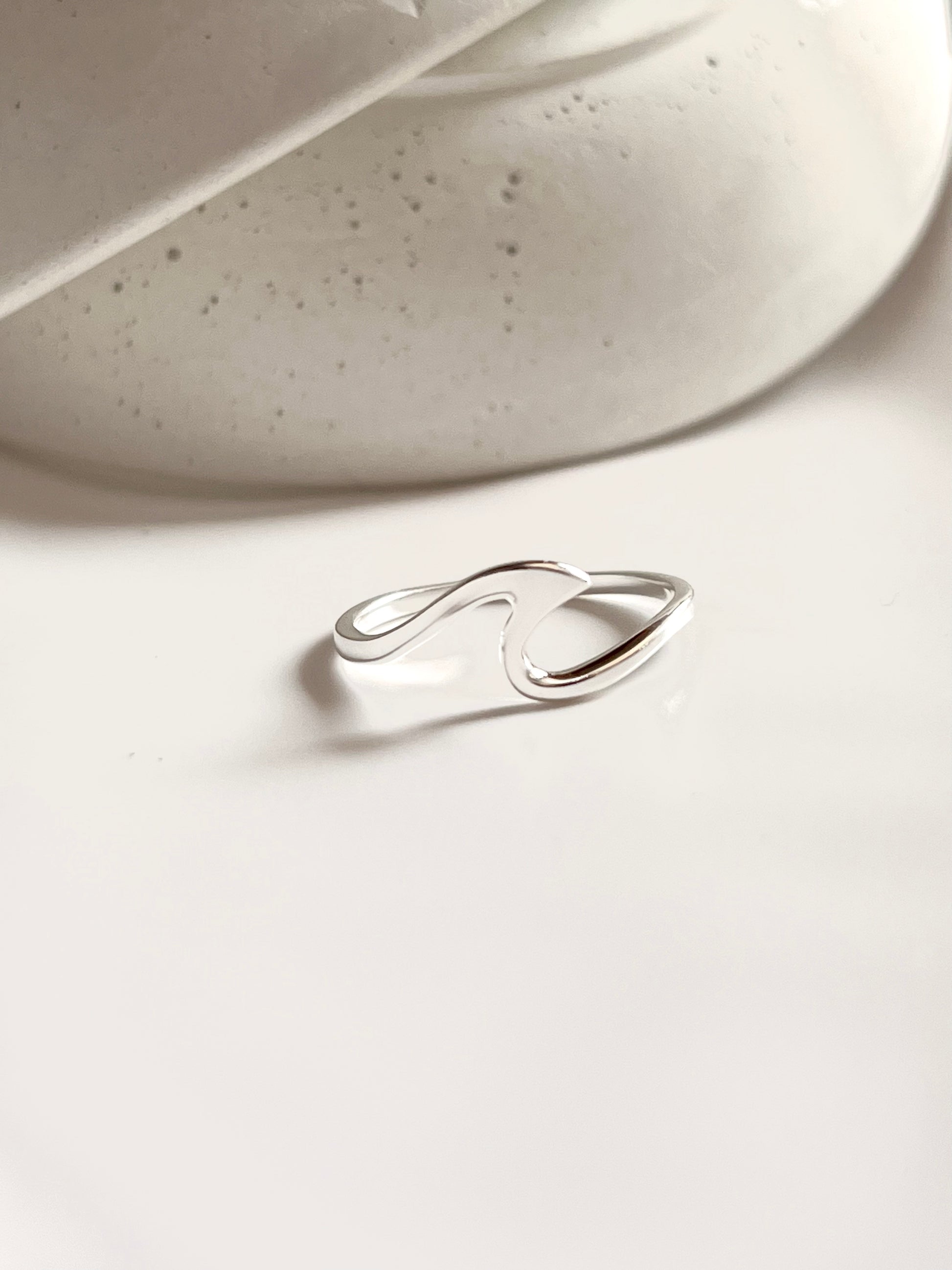 Chic wave design silver ring