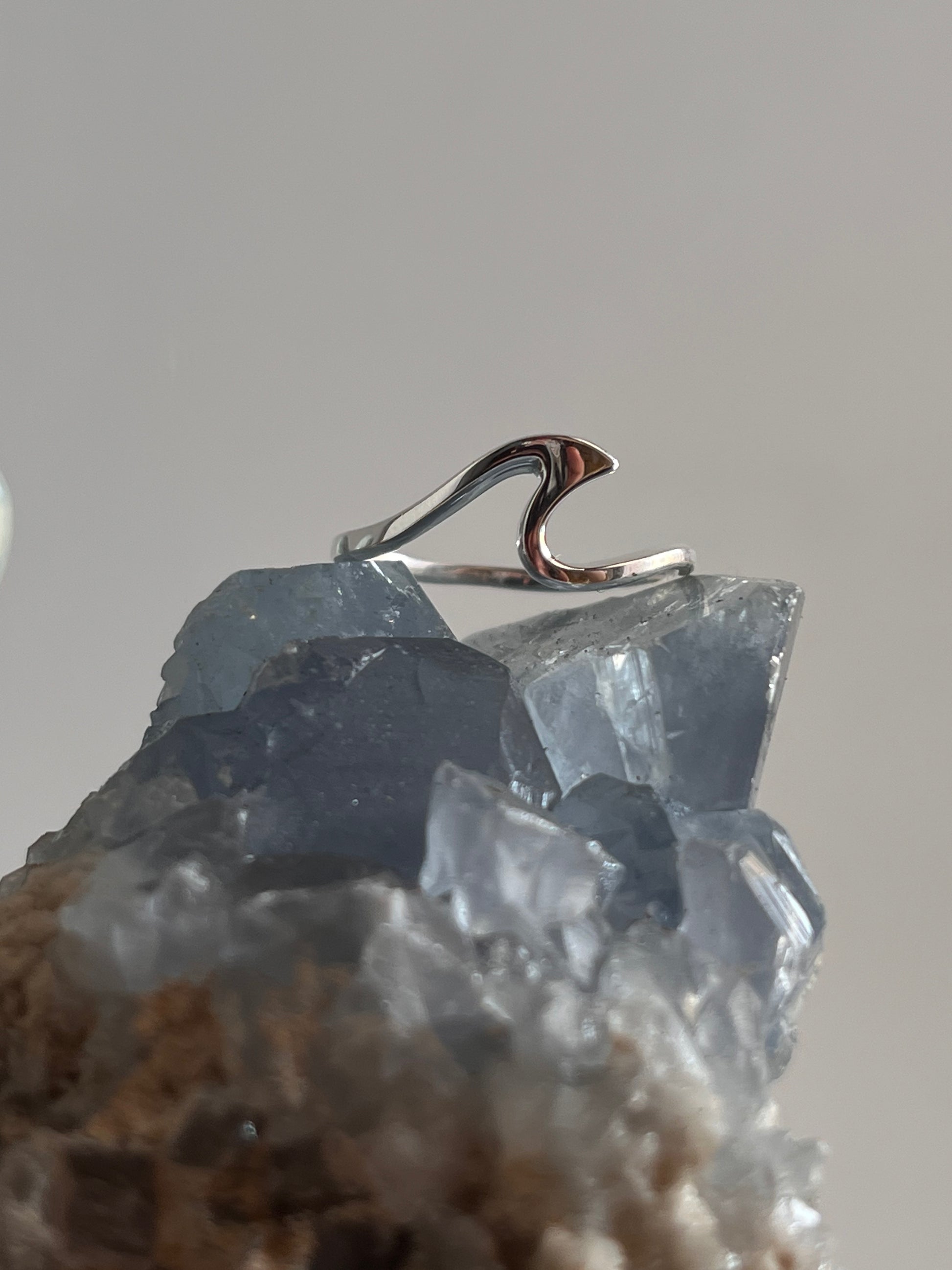Elegant wave silver ring for everyday wear