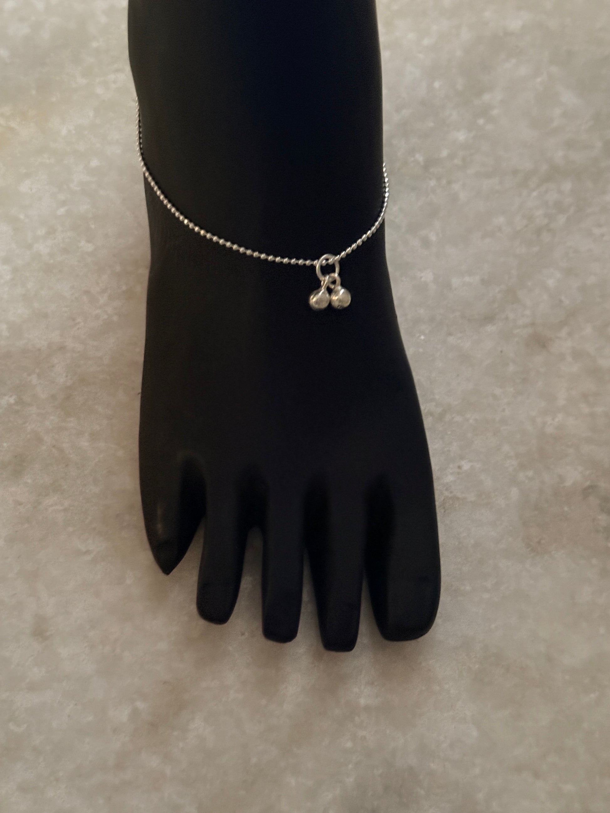 Lightweight everyday wear shiny silver anklet for women  