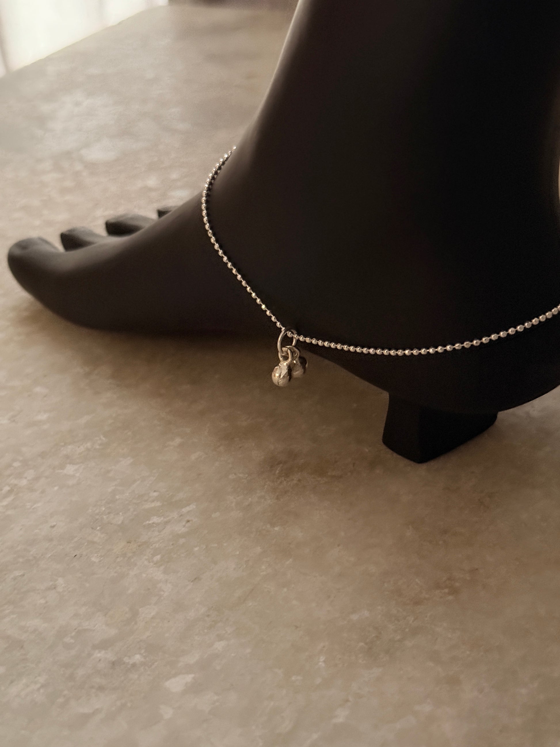Sleek 925 silver anklet featuring tiny shiny dot pattern