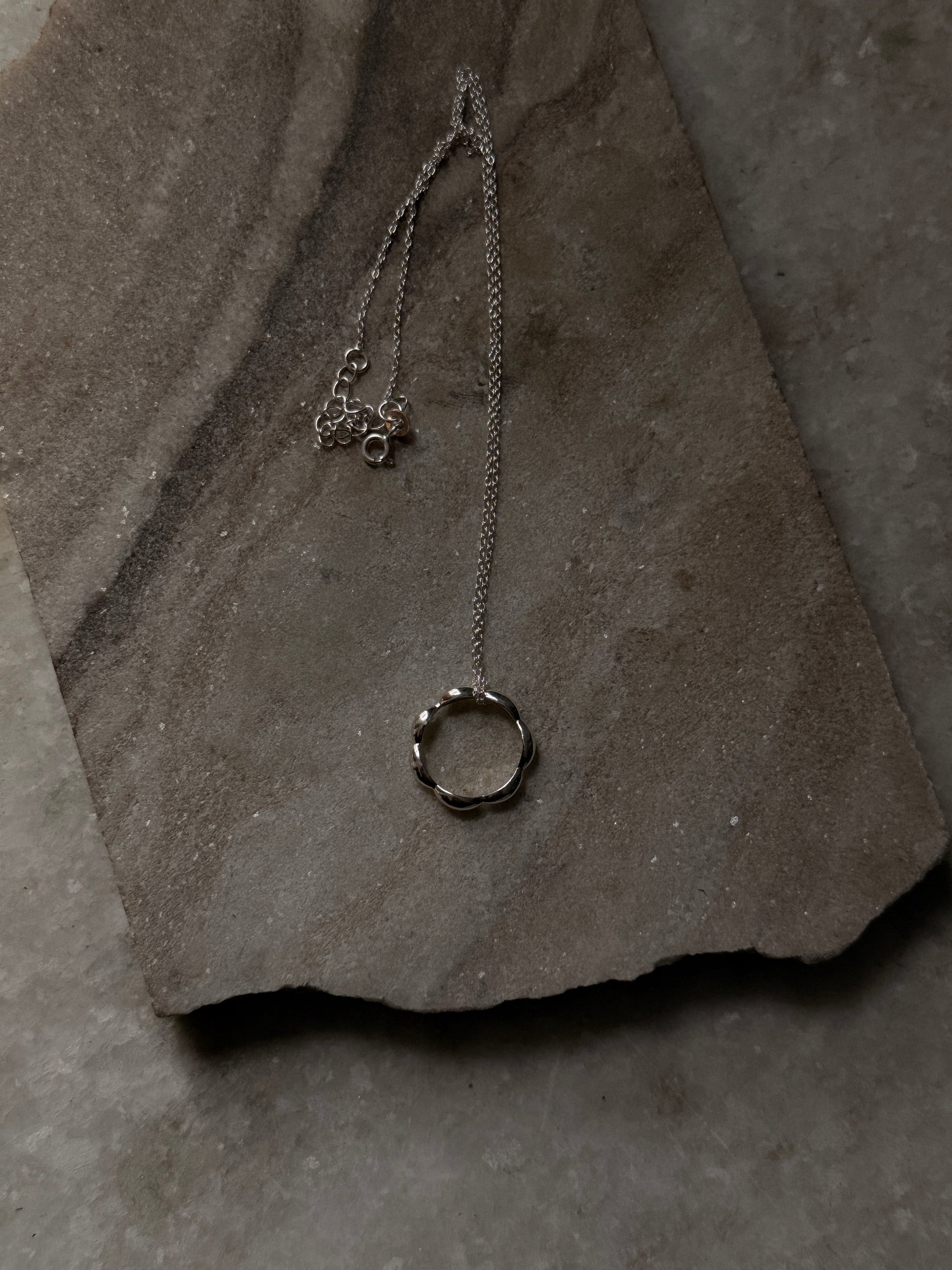 Elegant Flower Edge 925 Sterling Silver Necklace  