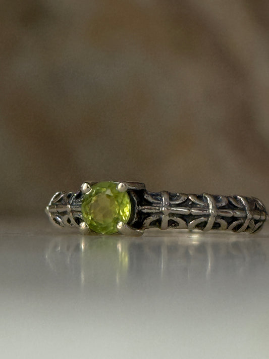 Peridot Solitaire Vintage Style Band 925 Sterling Silver Ring