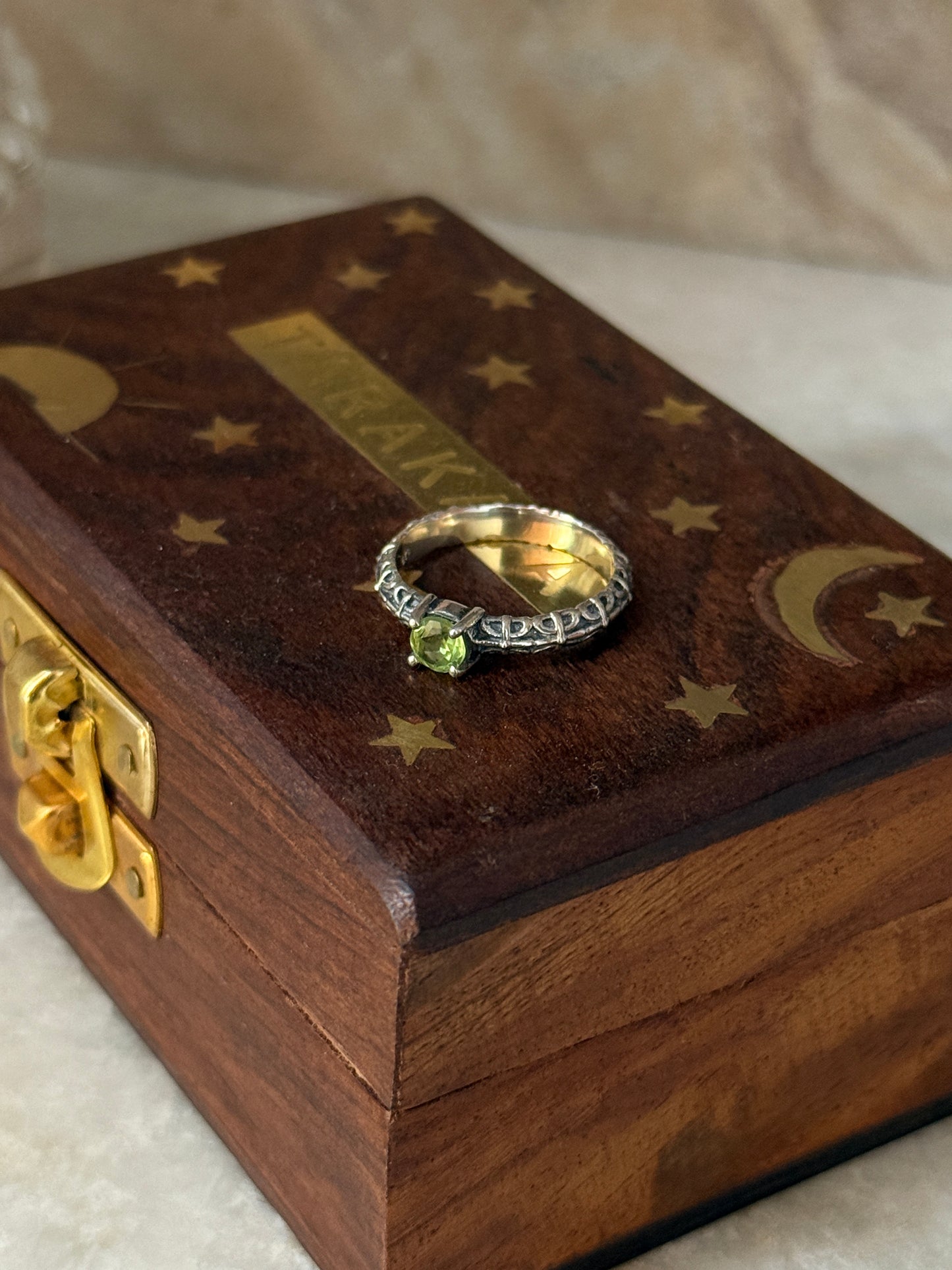 Peridot Solitaire Vintage Style Band 925 Sterling Silver Ring