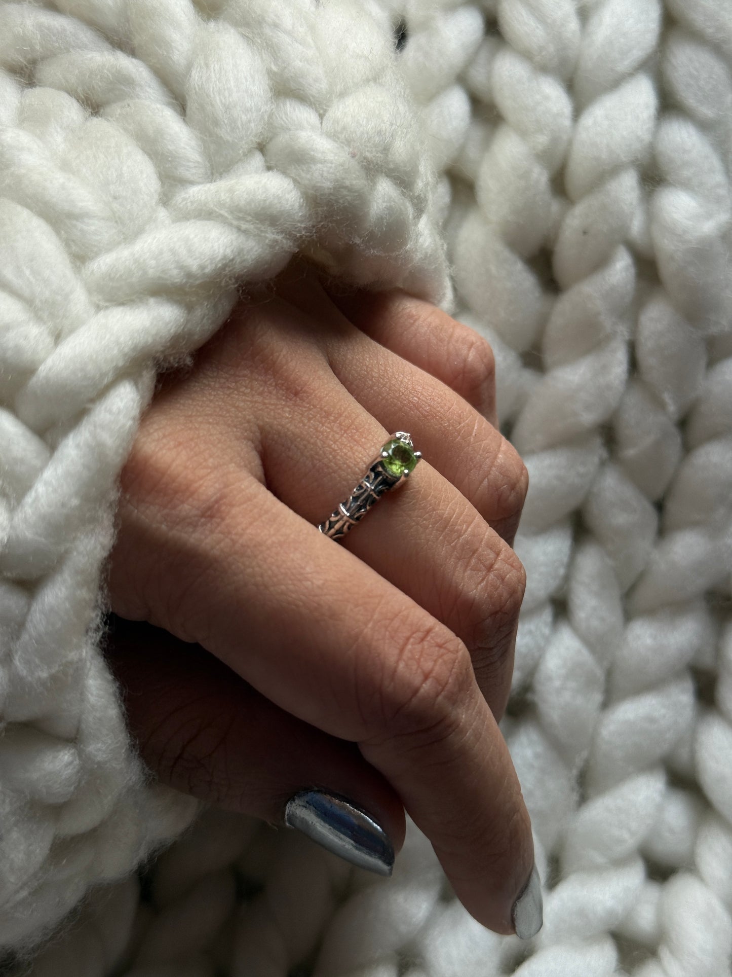 Peridot Solitaire Vintage Style Band 925 Sterling Silver Ring