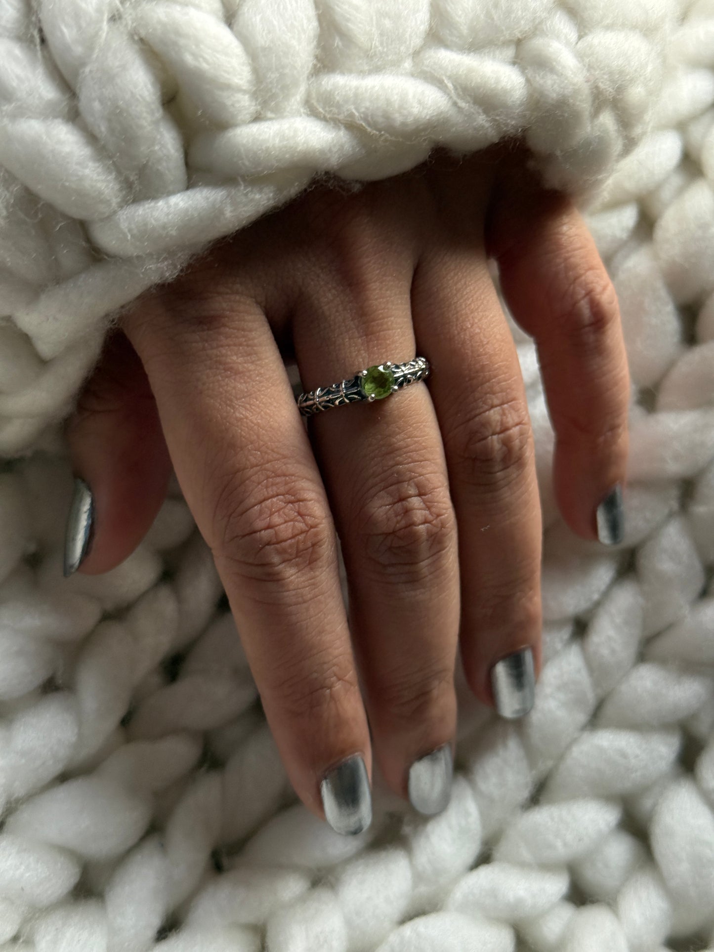 Peridot Solitaire Vintage Style Band 925 Sterling Silver Ring