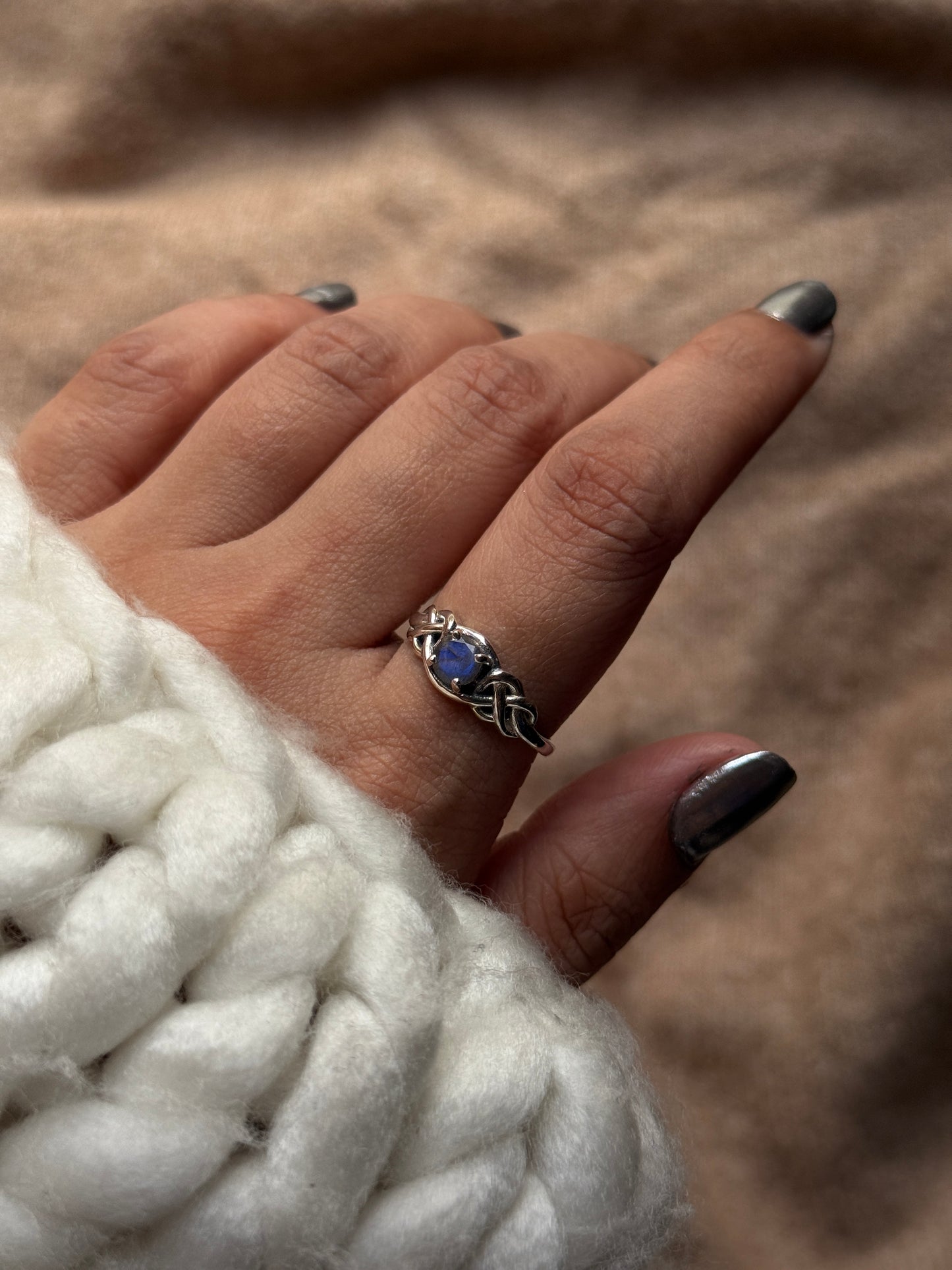 925 Sterling silver ring with labradorite round celtic knot design