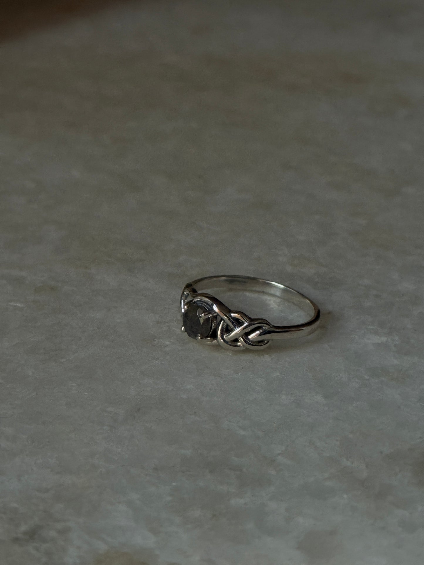 Elegant labradorite round celtic knot ring in 925 sterling silver