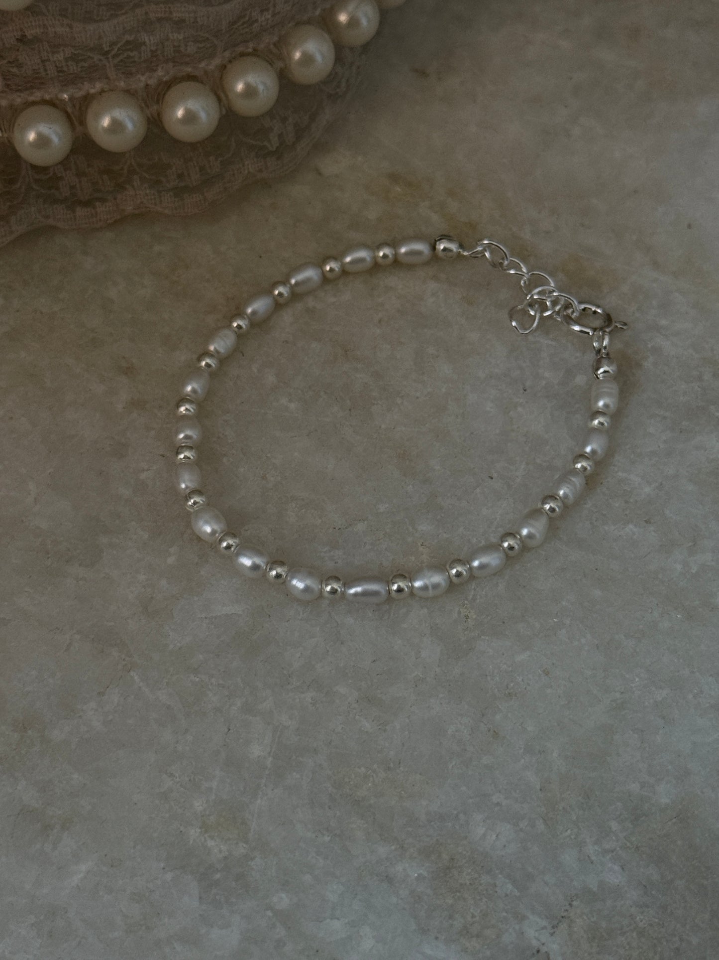 925 silver bracelet with freshwater pearls and small silver beads