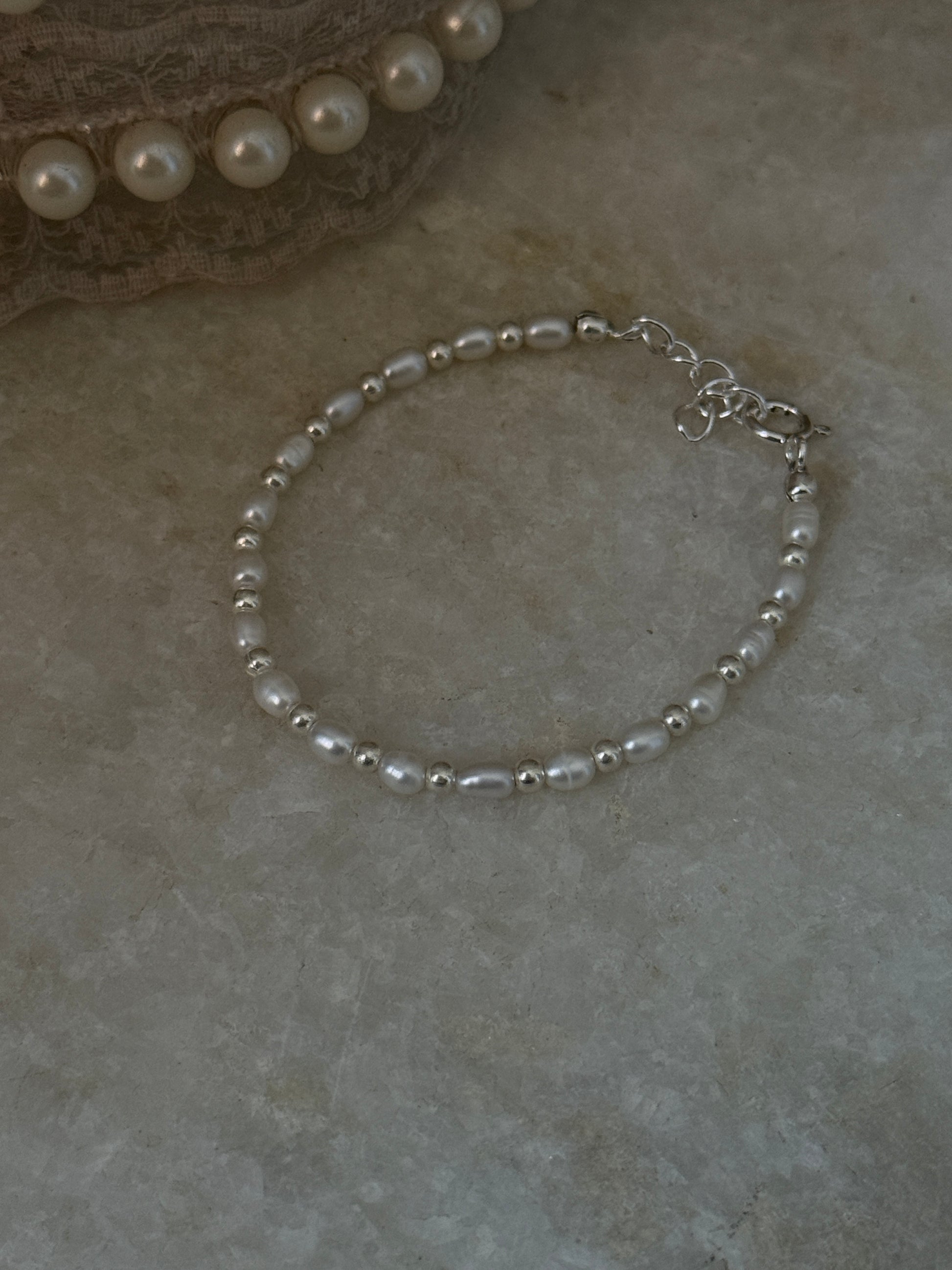 925 silver bracelet with freshwater pearls and small silver beads