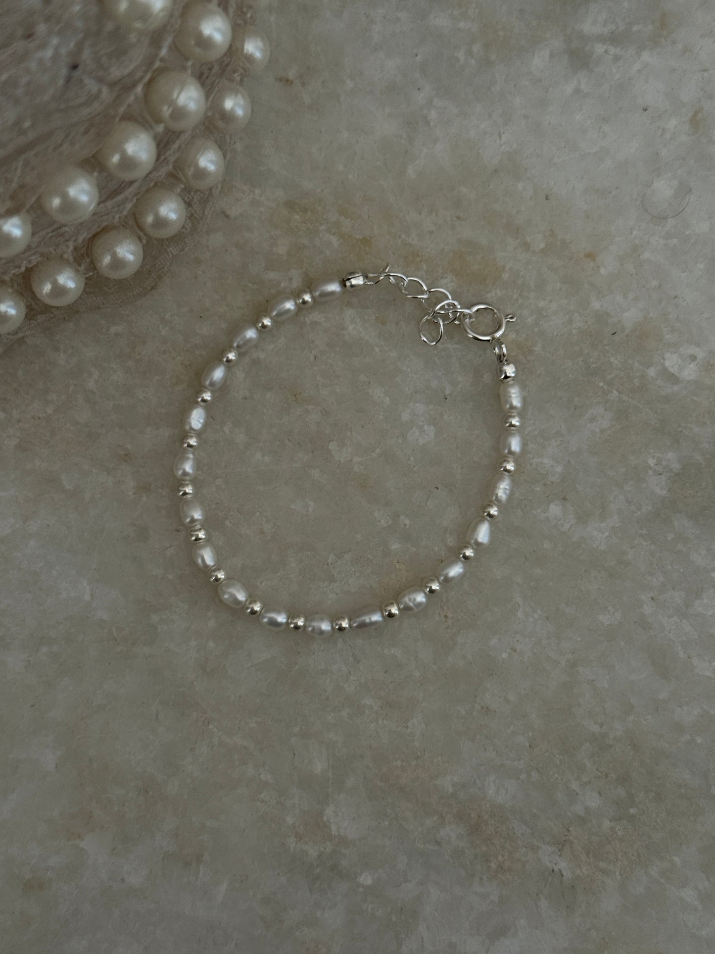Handcrafted pearl bracelet with 3mm silver beads