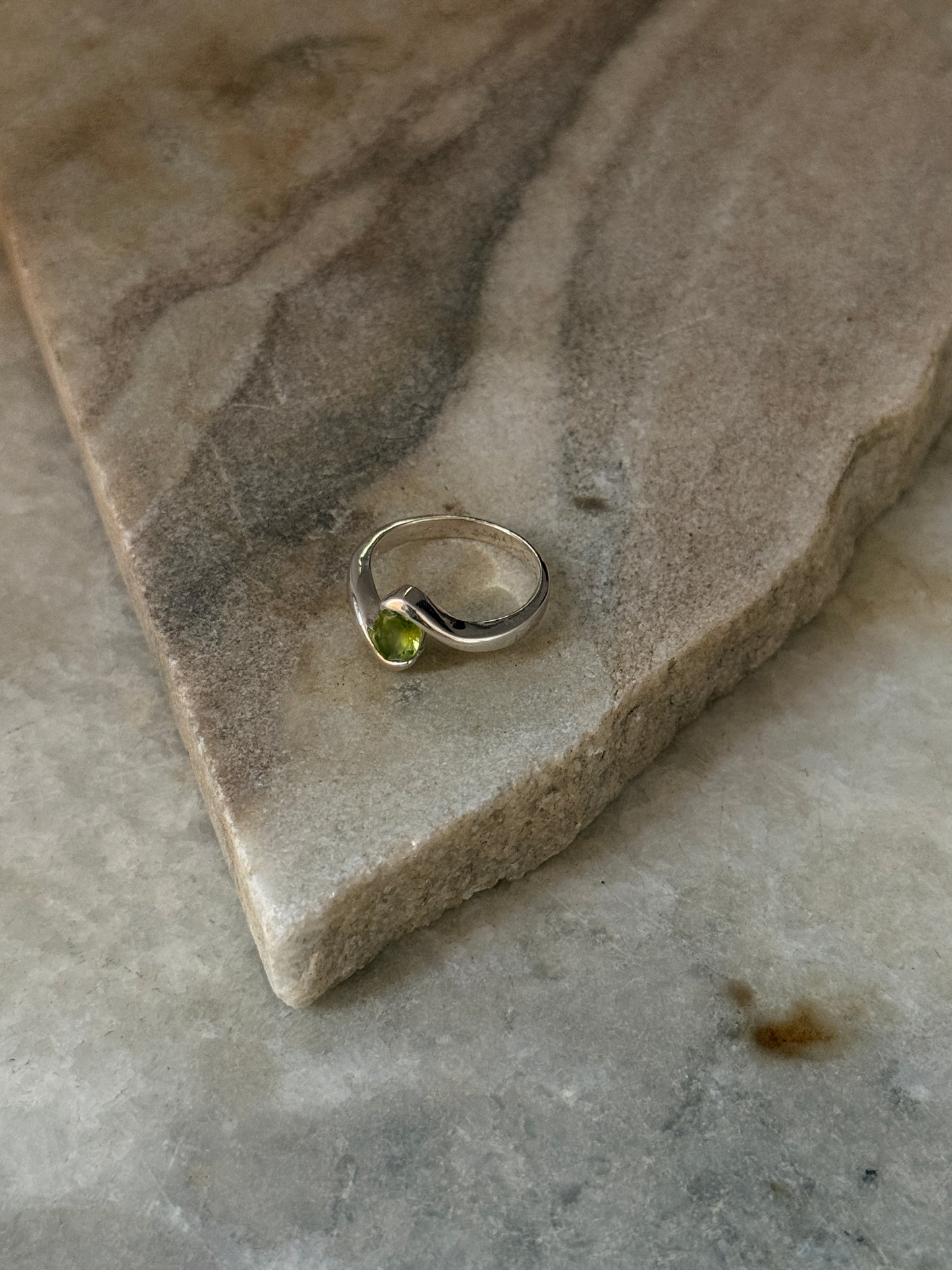 boho style 925 sterling silver peridot oval ring