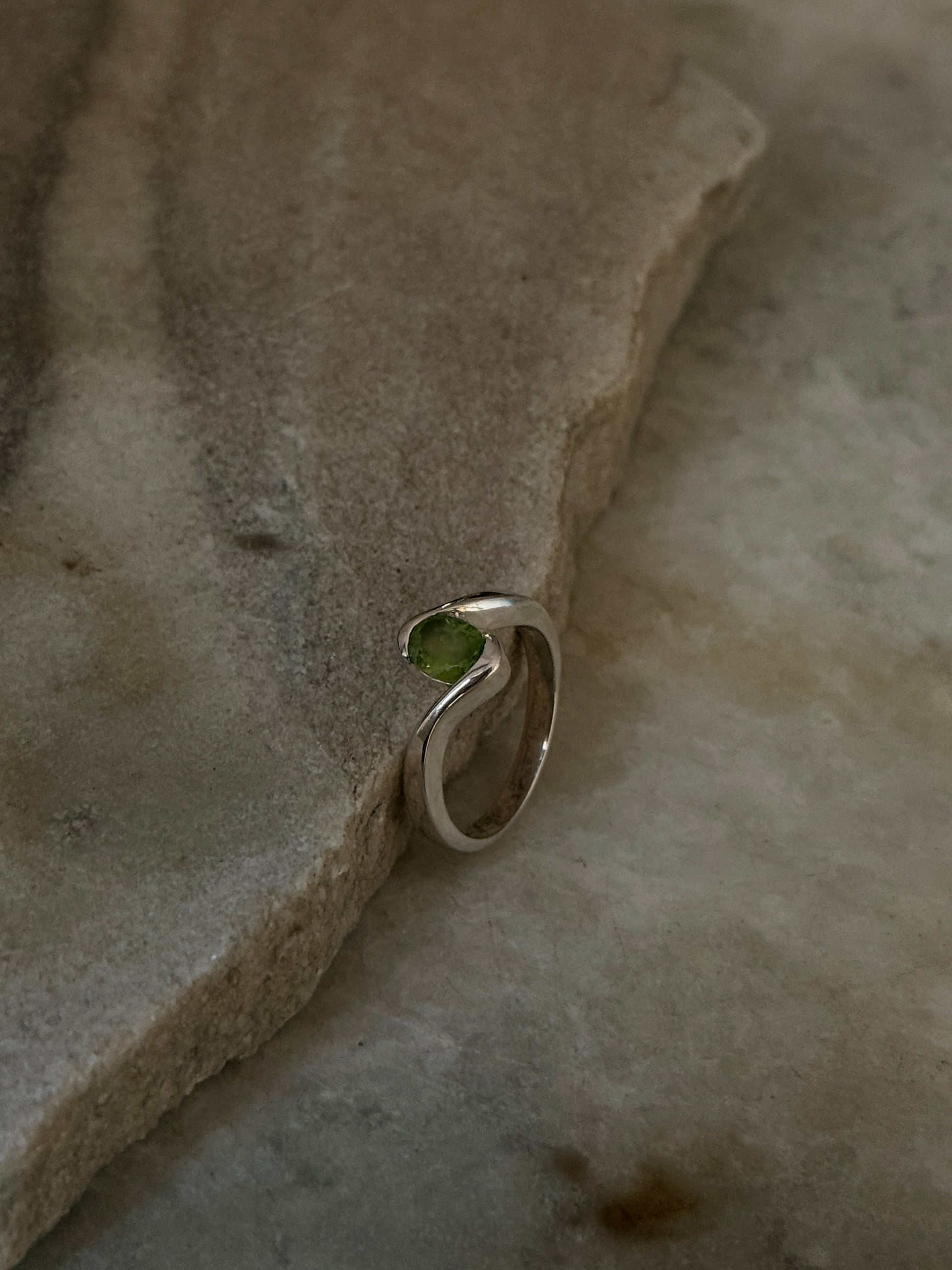 handcrafted 925 sterling silver peridot oval gemstone ring