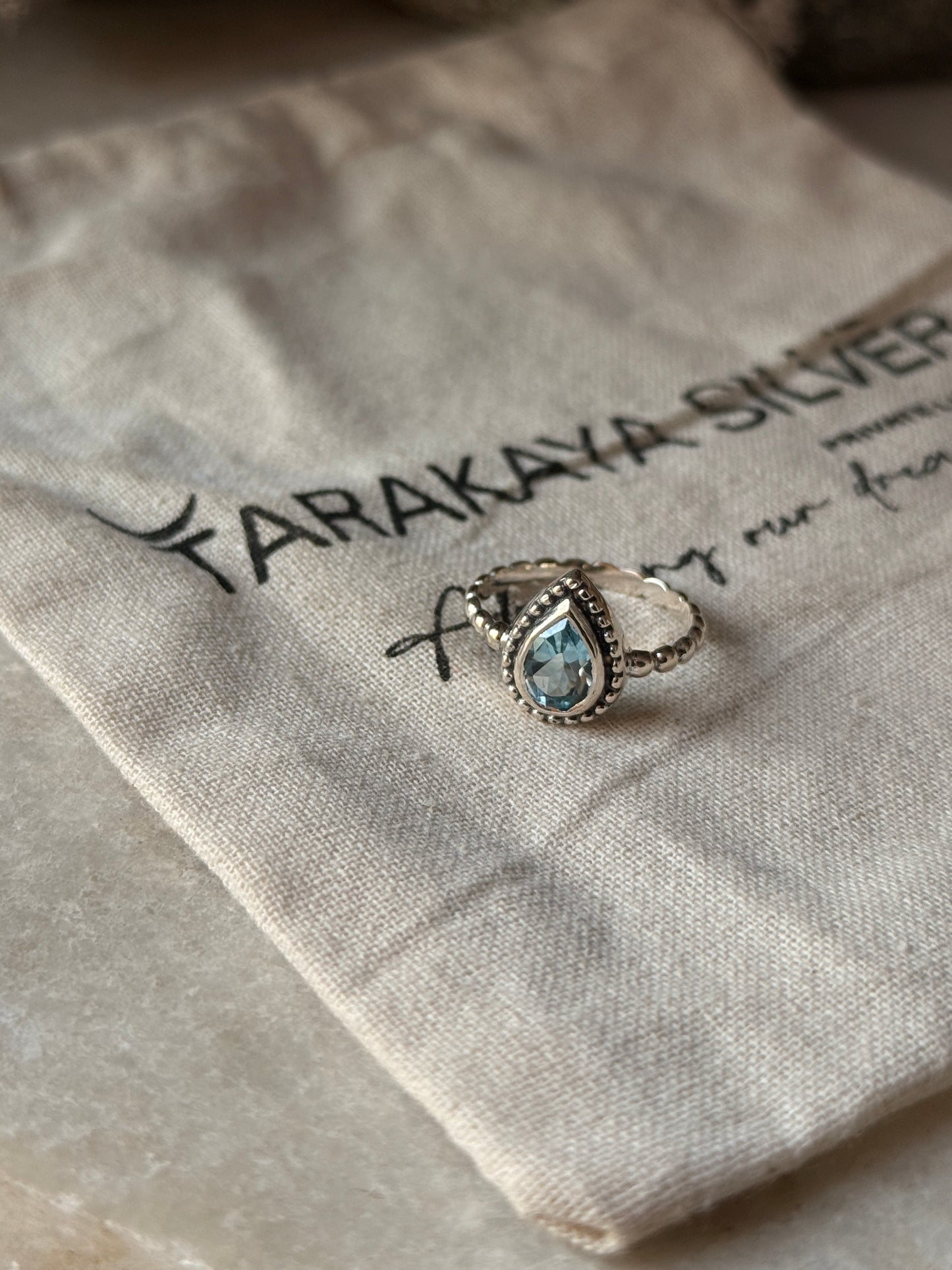 Elegant blue topaz pear dot 925 sterling silver band ring 