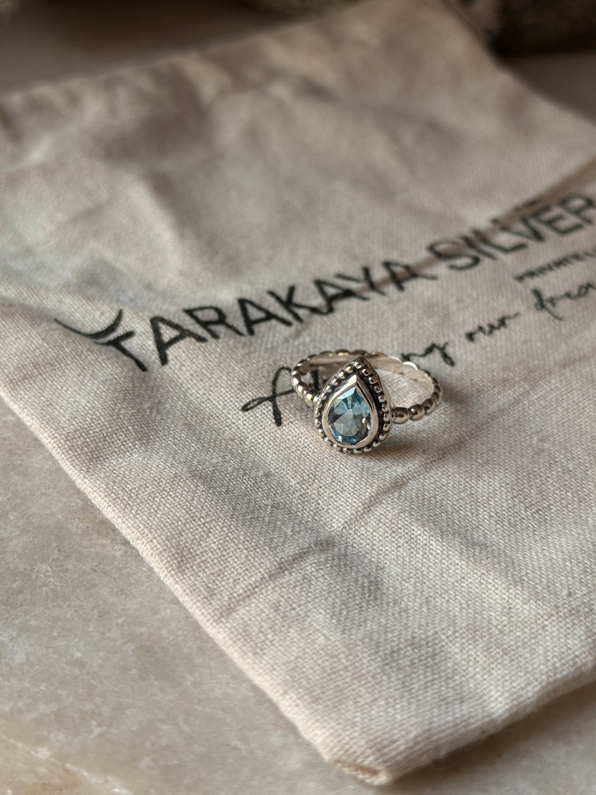 Elegant blue topaz pear dot 925 sterling silver band ring 