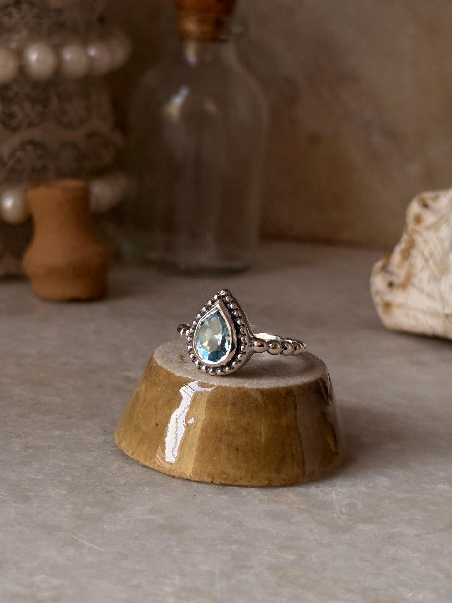 Elegant blue topaz pear dot 925 sterling silver band ring