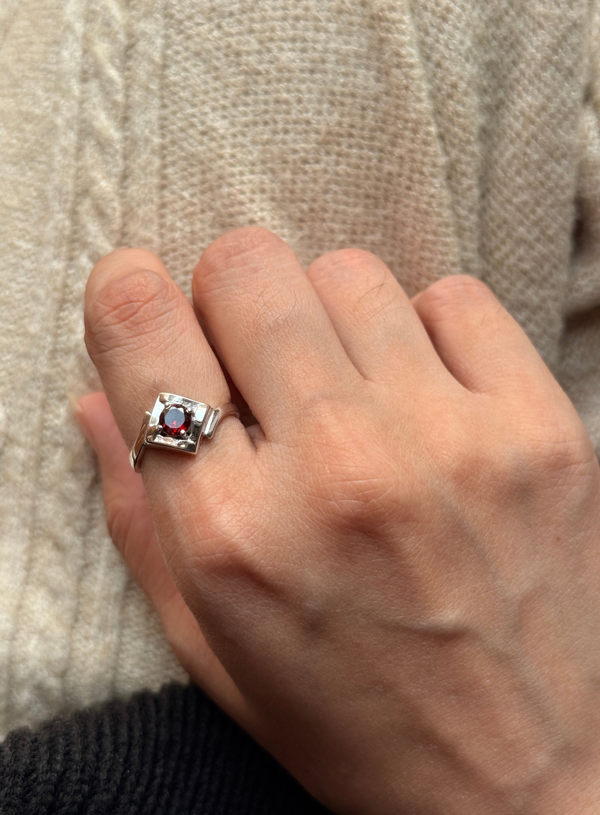 handcrafted 925 sterling silver garnet solitaire gemstone ring