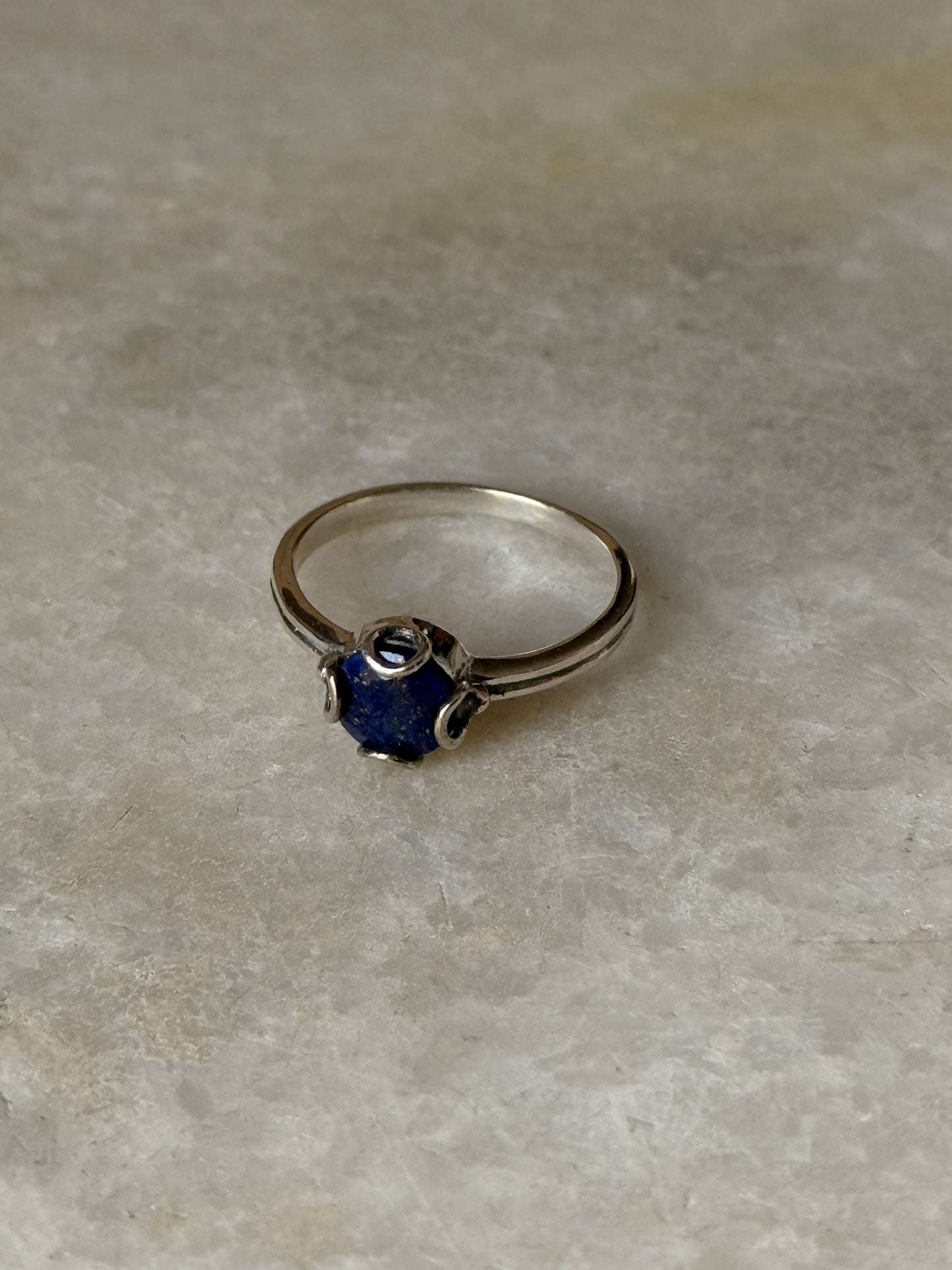 handcrafted 925 sterling silver lapis lazuli round gemstone ring