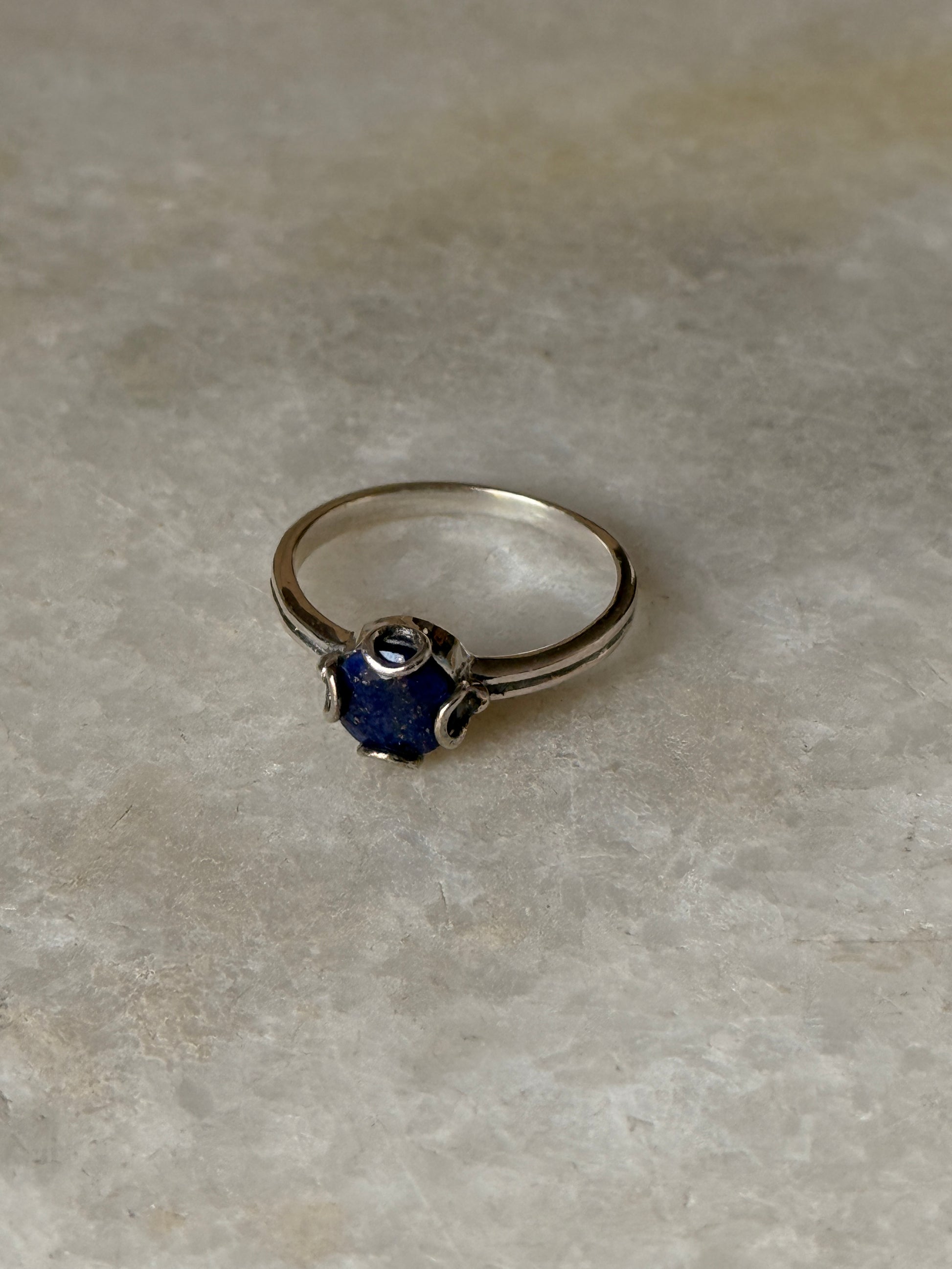 handcrafted 925 sterling silver lapis lazuli round gemstone ring
