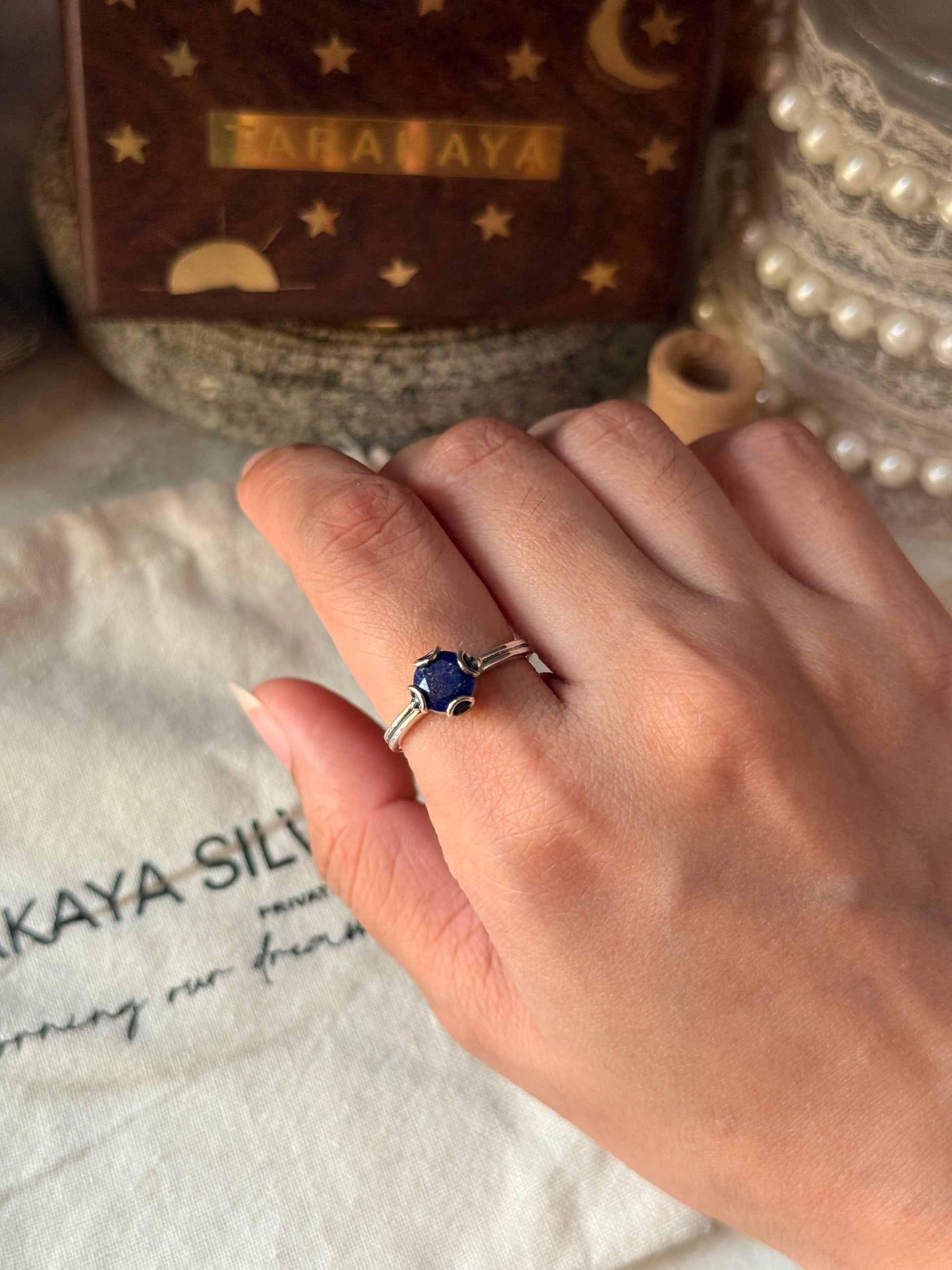vintage-inspired lapis lazuli round 925 sterling silver ring