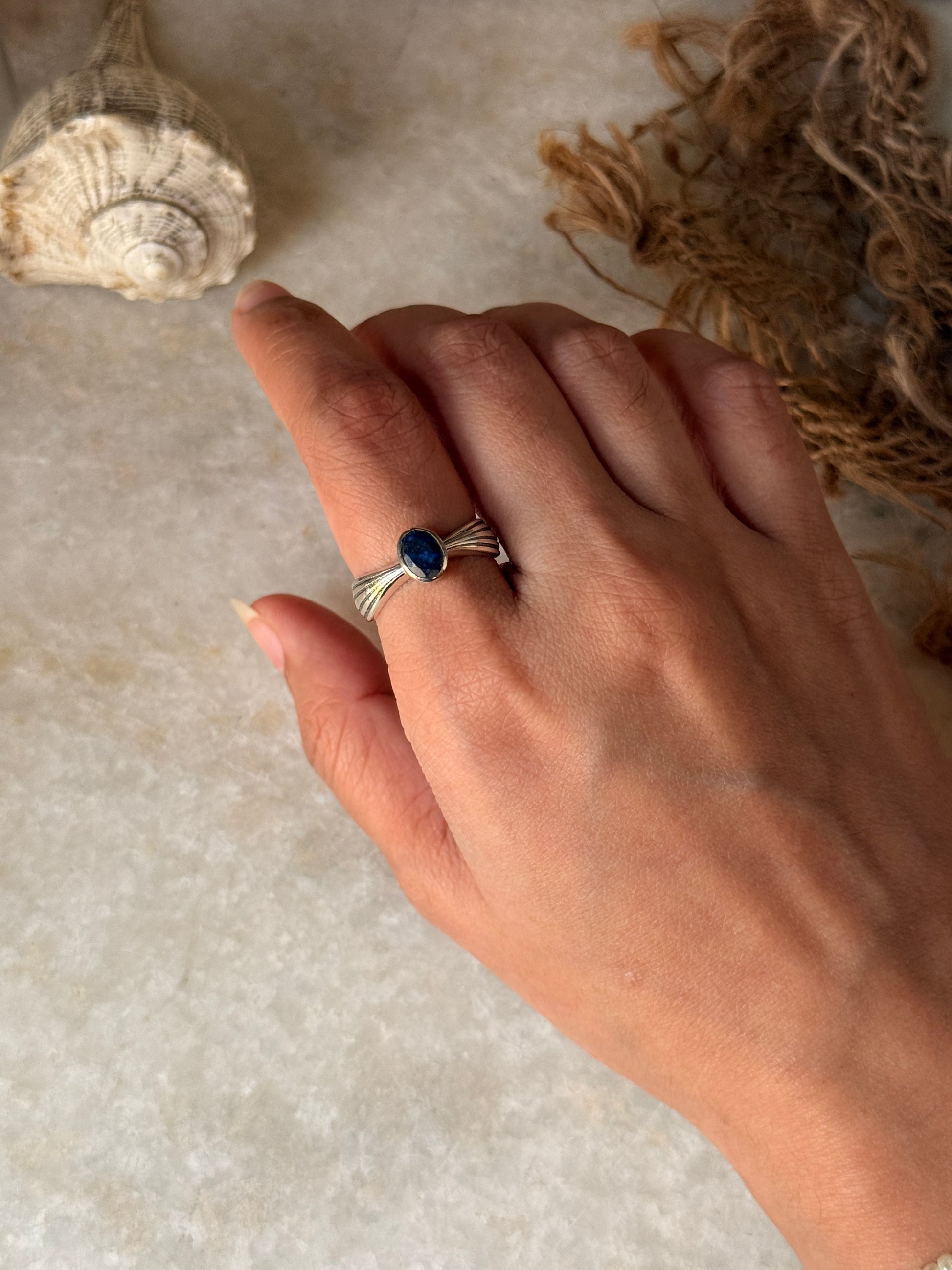 vintage-inspired lapis lazuli oval wavy 925 sterling silver ring