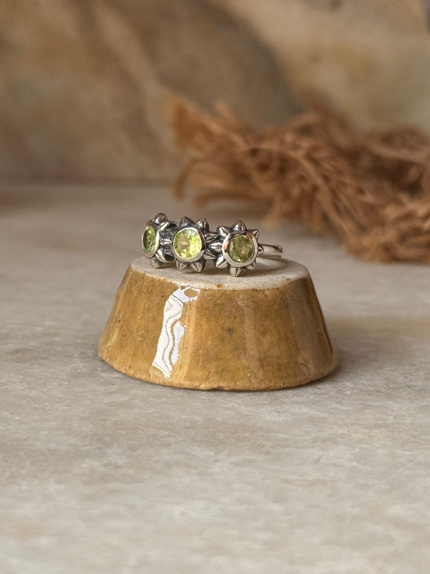 Vintage style 925 sterling silver peridot flower ring  