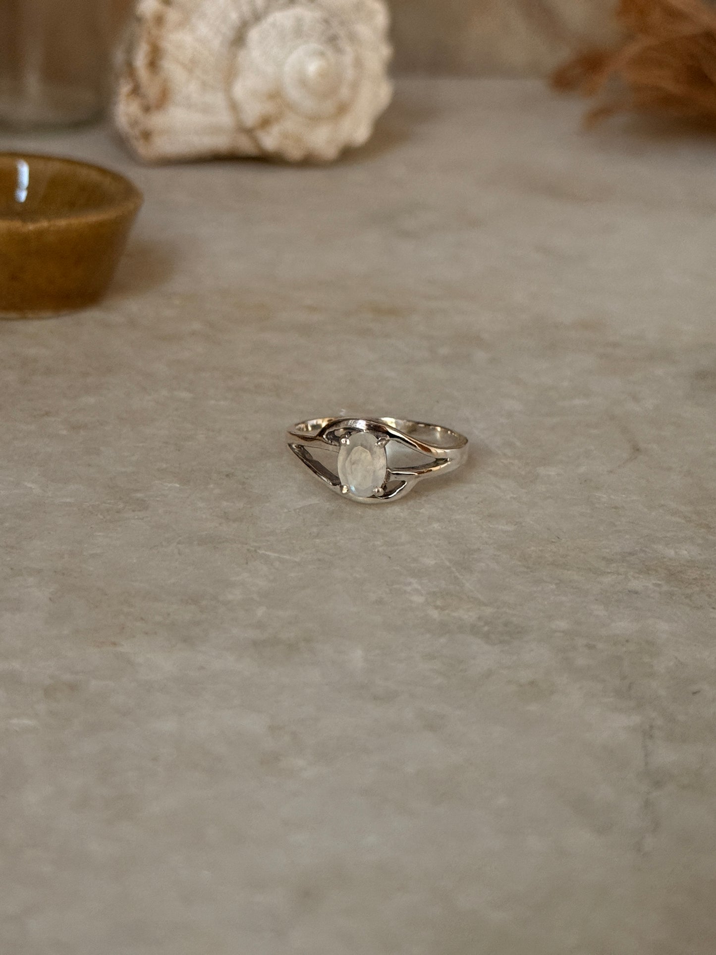  Elegant moonstone oval solitaire 925 sterling silver ring