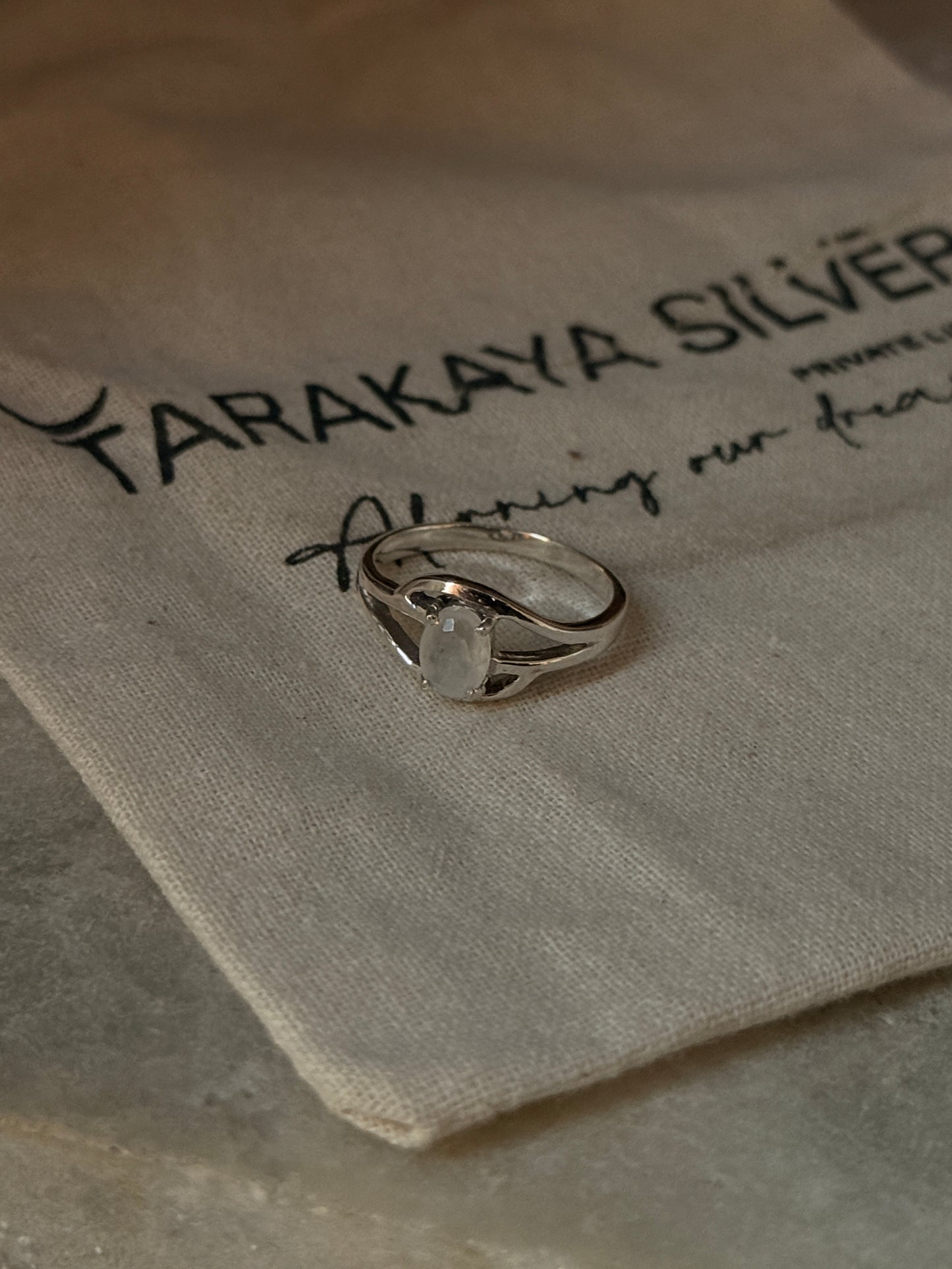Statement 925 sterling silver moonstone oval solitaire ring