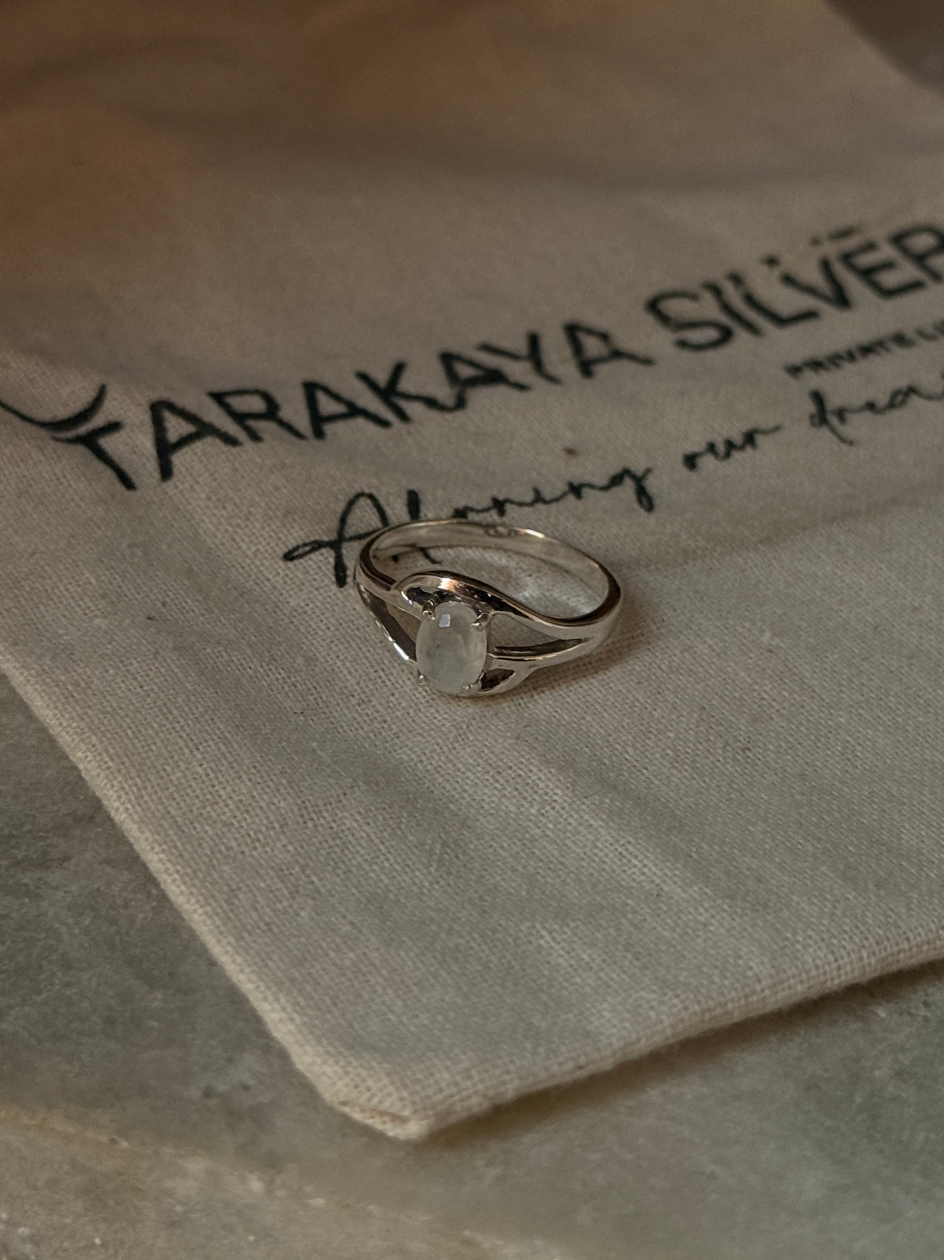 Statement 925 sterling silver moonstone oval solitaire ring