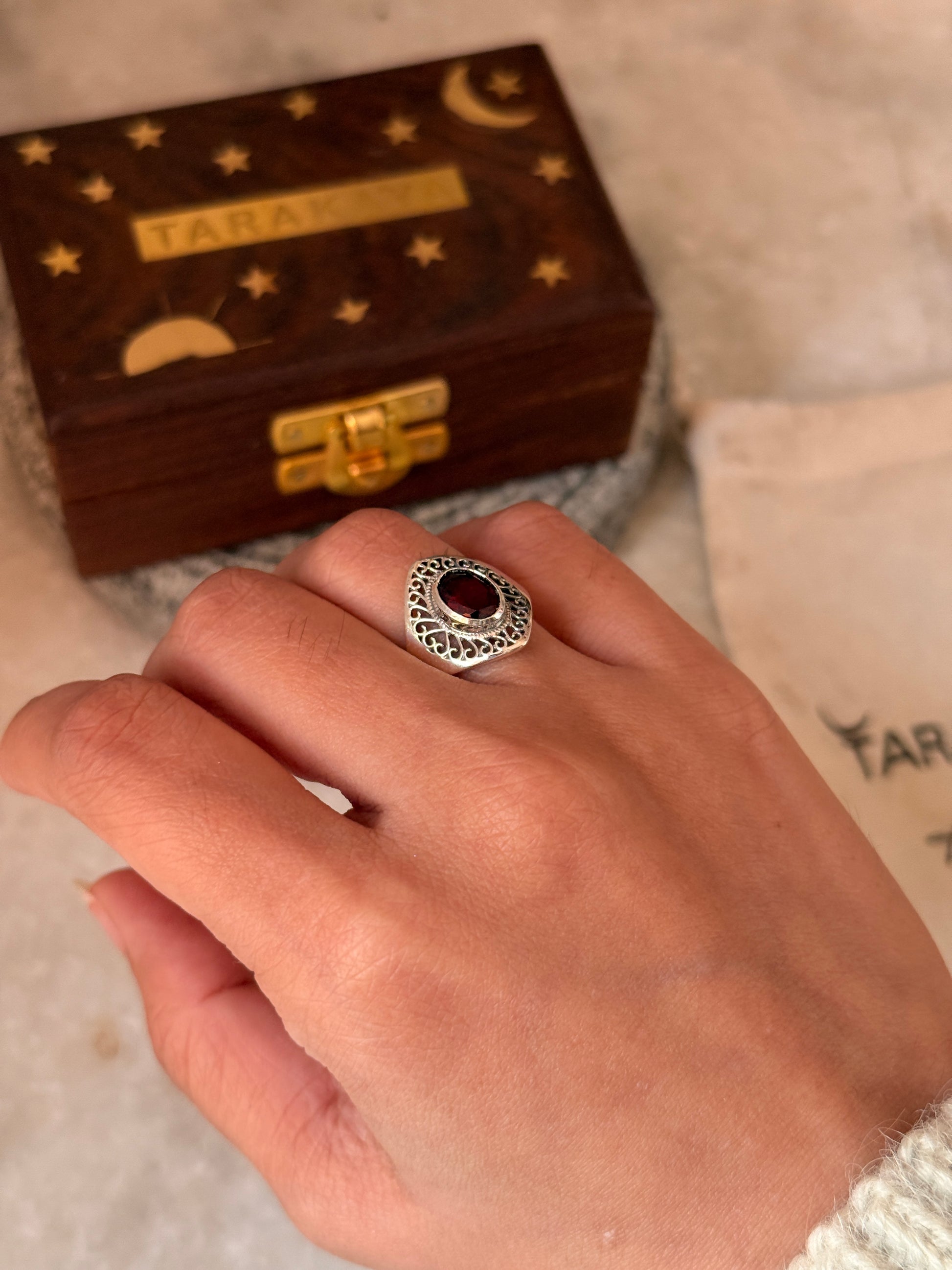 vintage style 925 sterling silver garnet oval ring