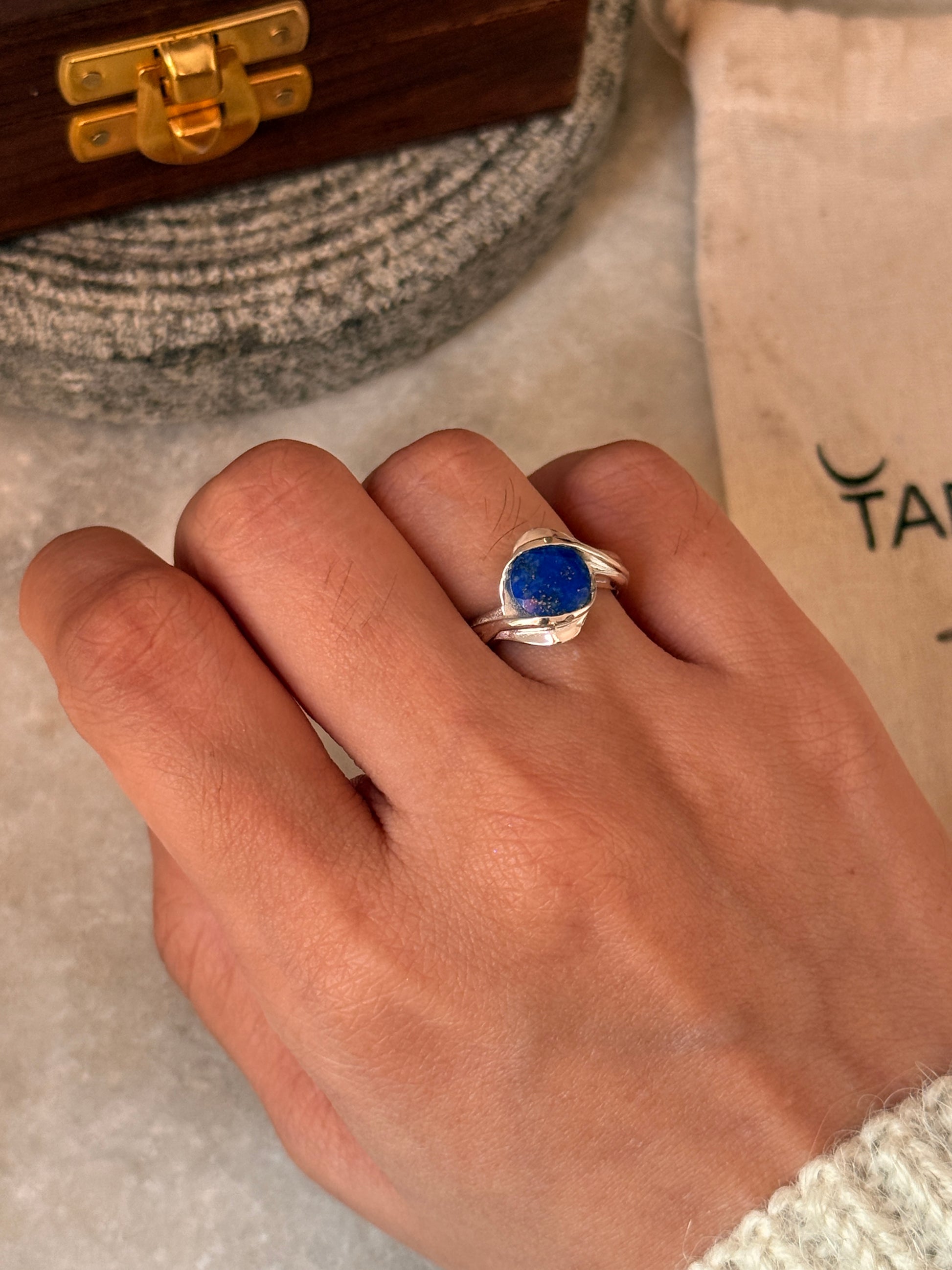Elegant lapis lazuli round wrap 925 sterling silver ring
