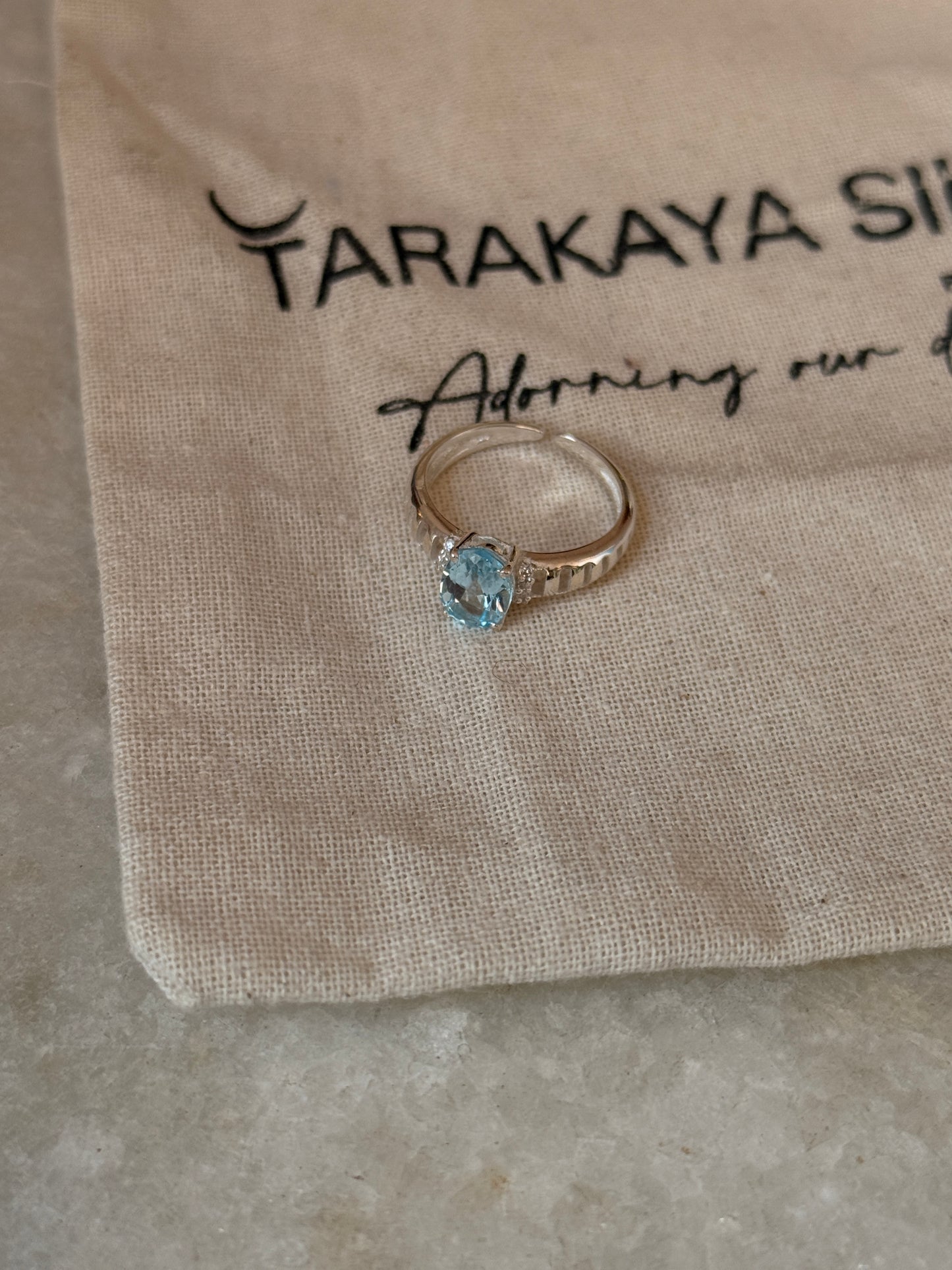 Vintage style 925 sterling silver blue topaz oval ring  