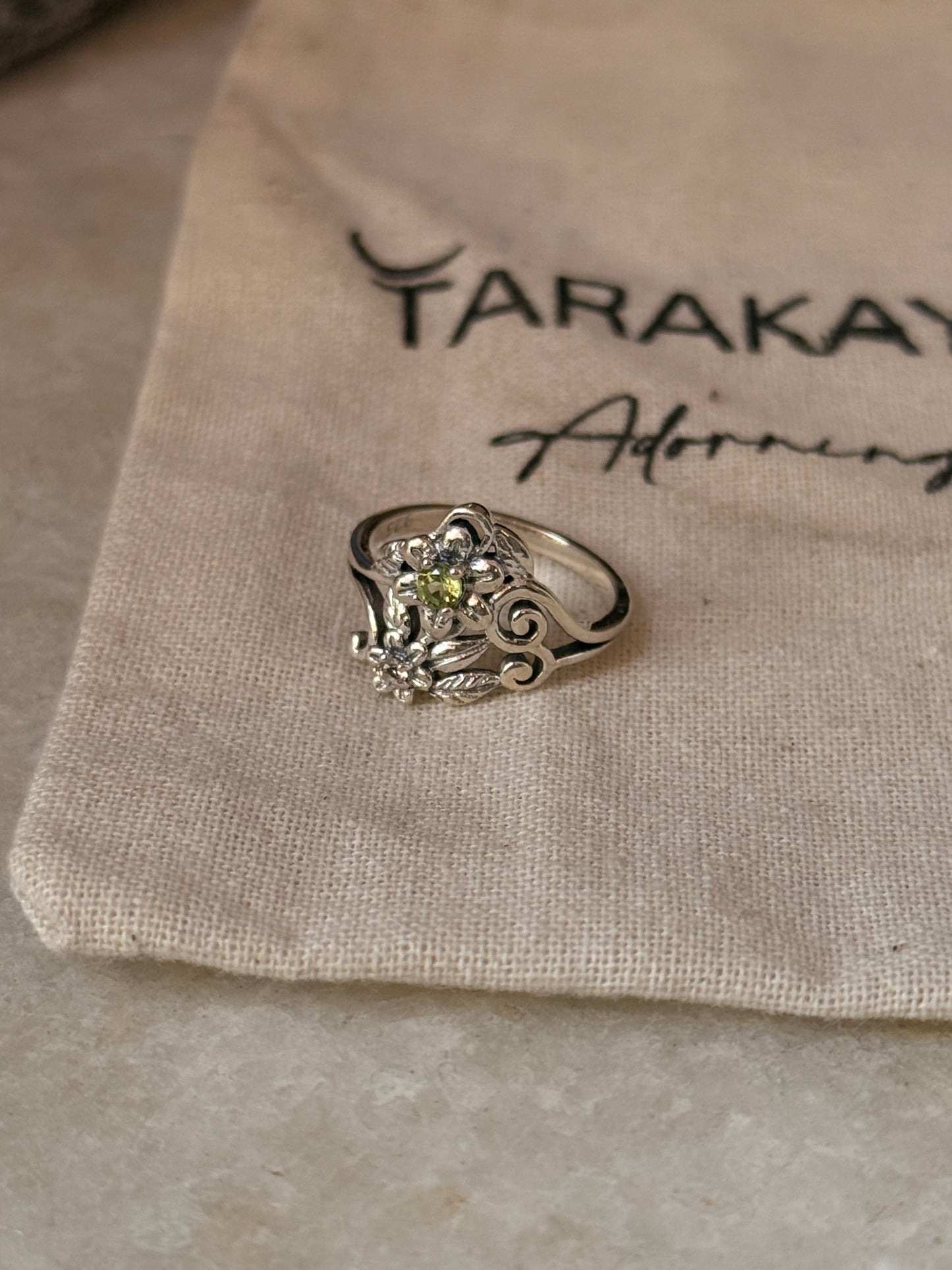 925 Sterling silver peridot leaf motif gemstone ring