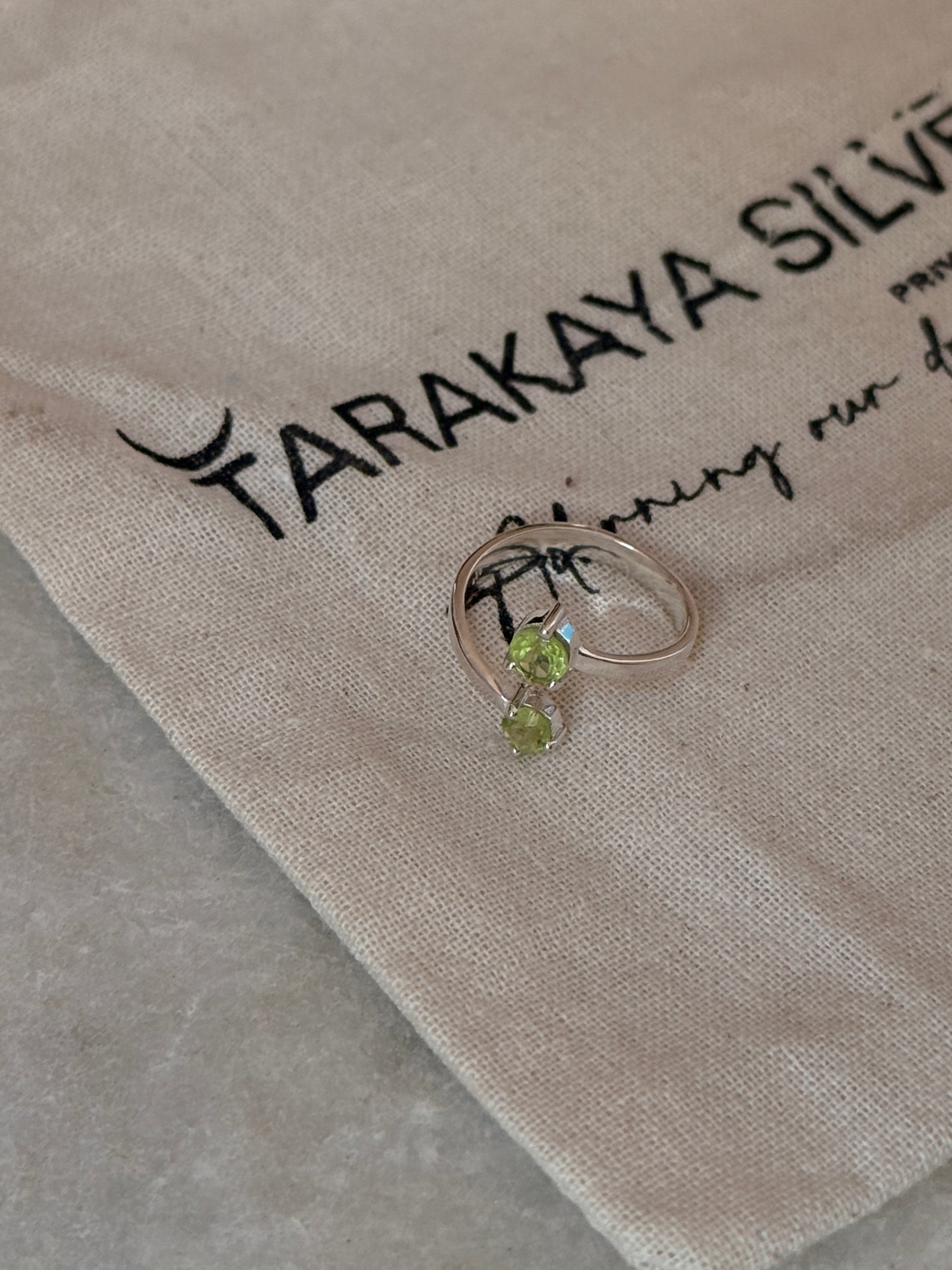 vintage-inspired peridot double stone 925 sterling silver ring  