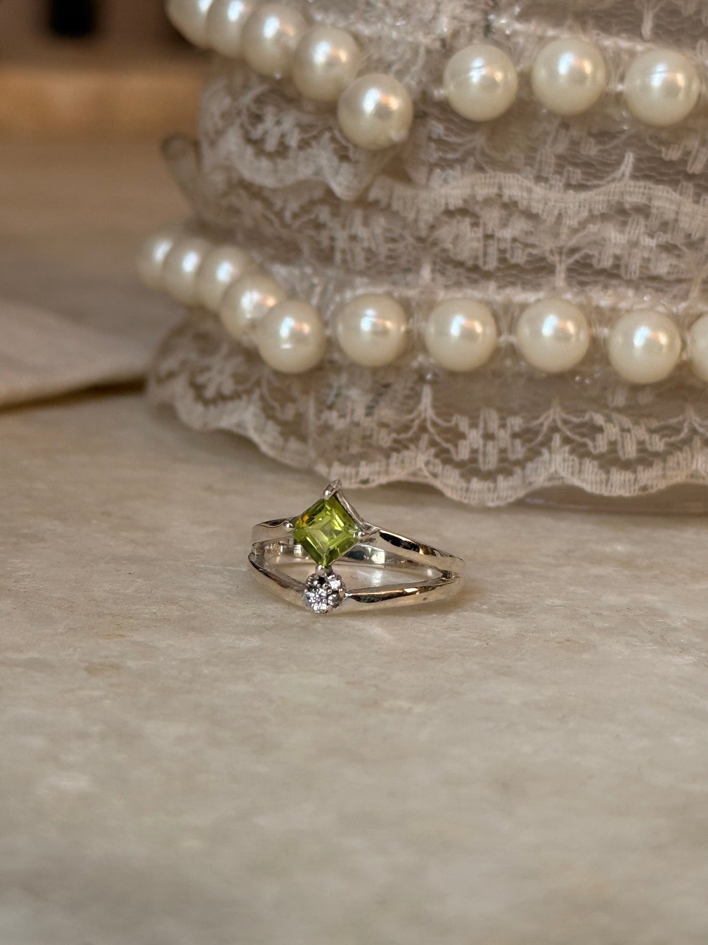 925 sterling silver peridot and white topaz ring  