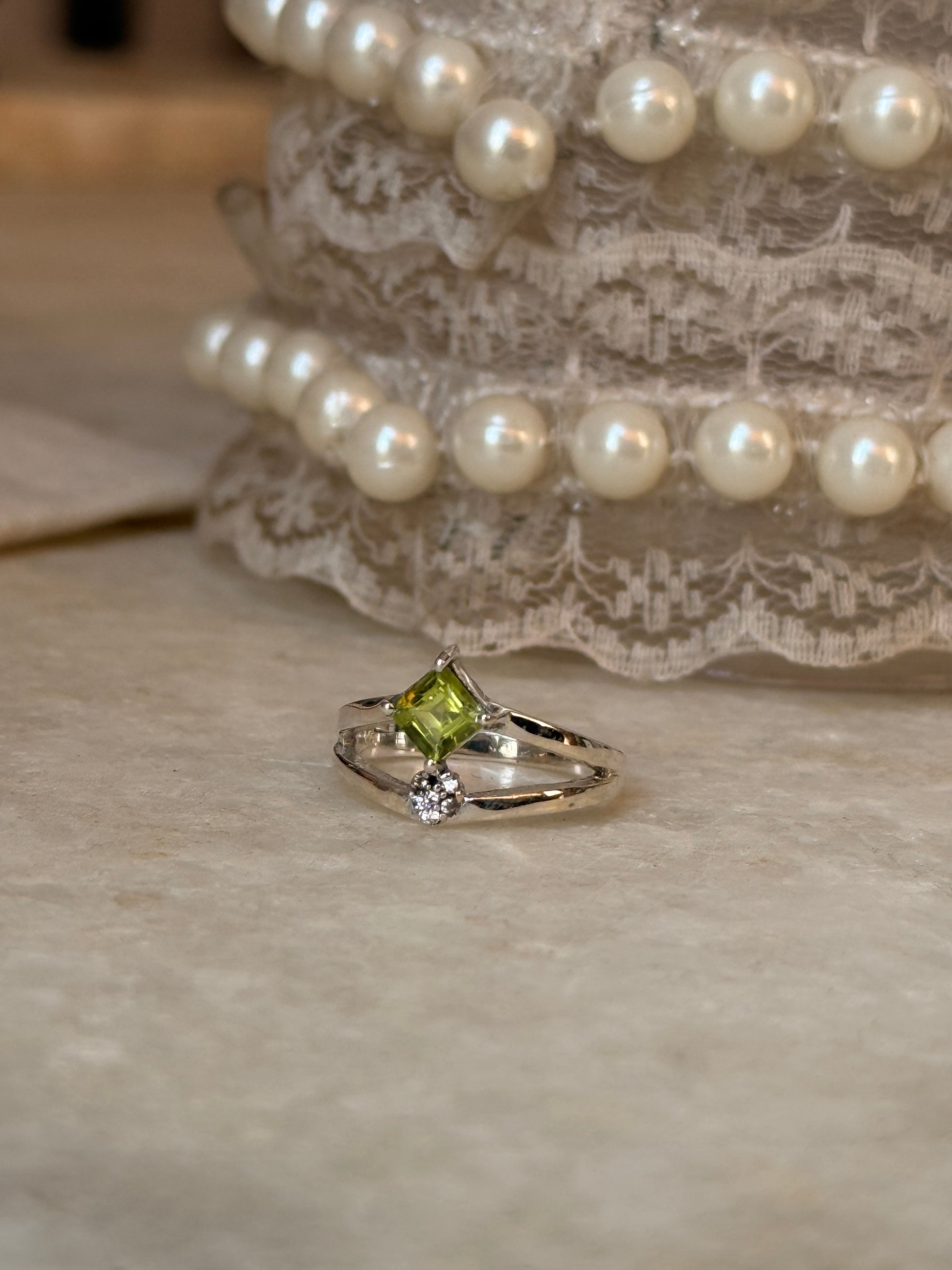 925 sterling silver peridot and white topaz ring  