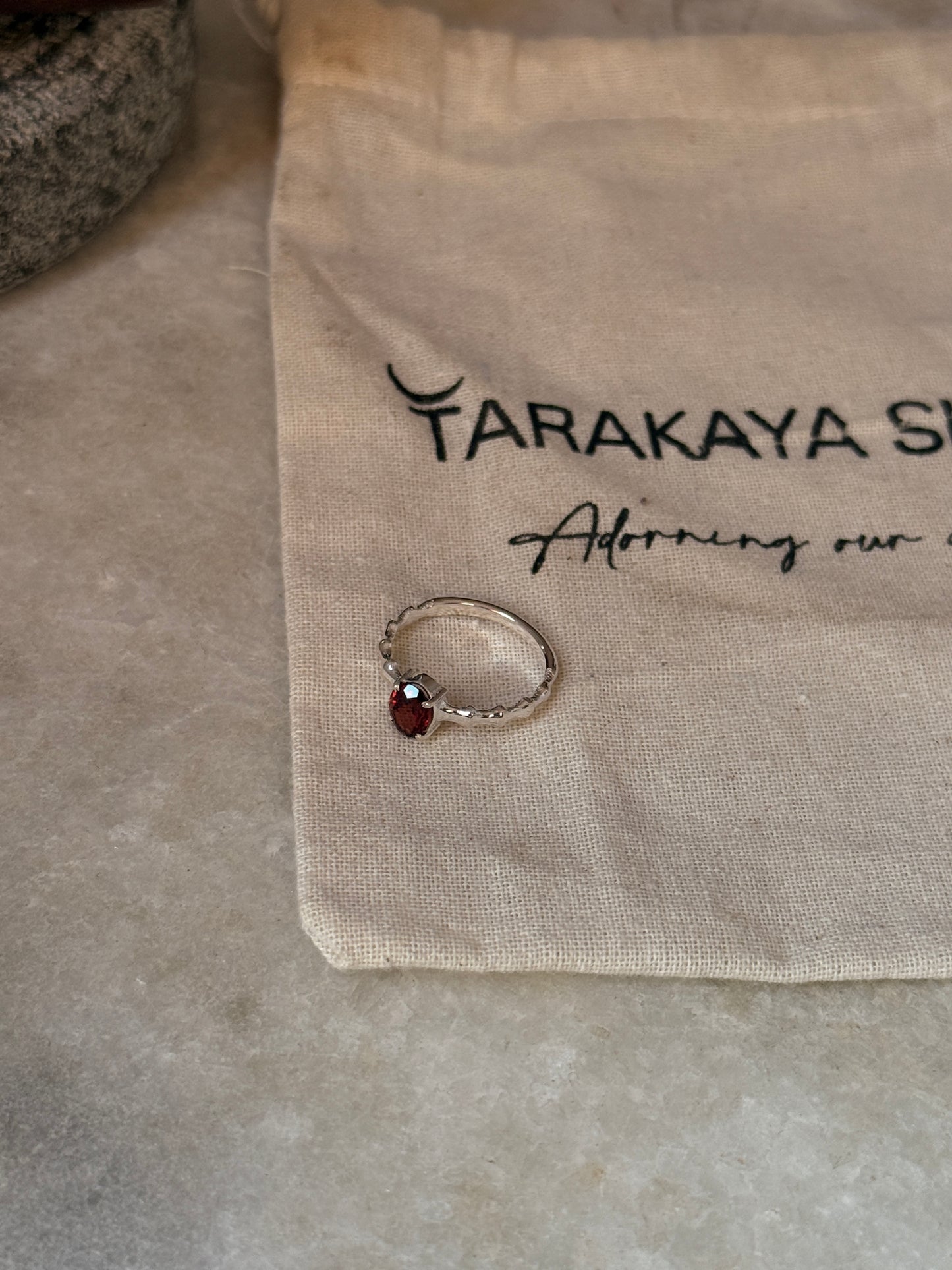 Artisan crafted garnet oval vintage 925 sterling silver ring