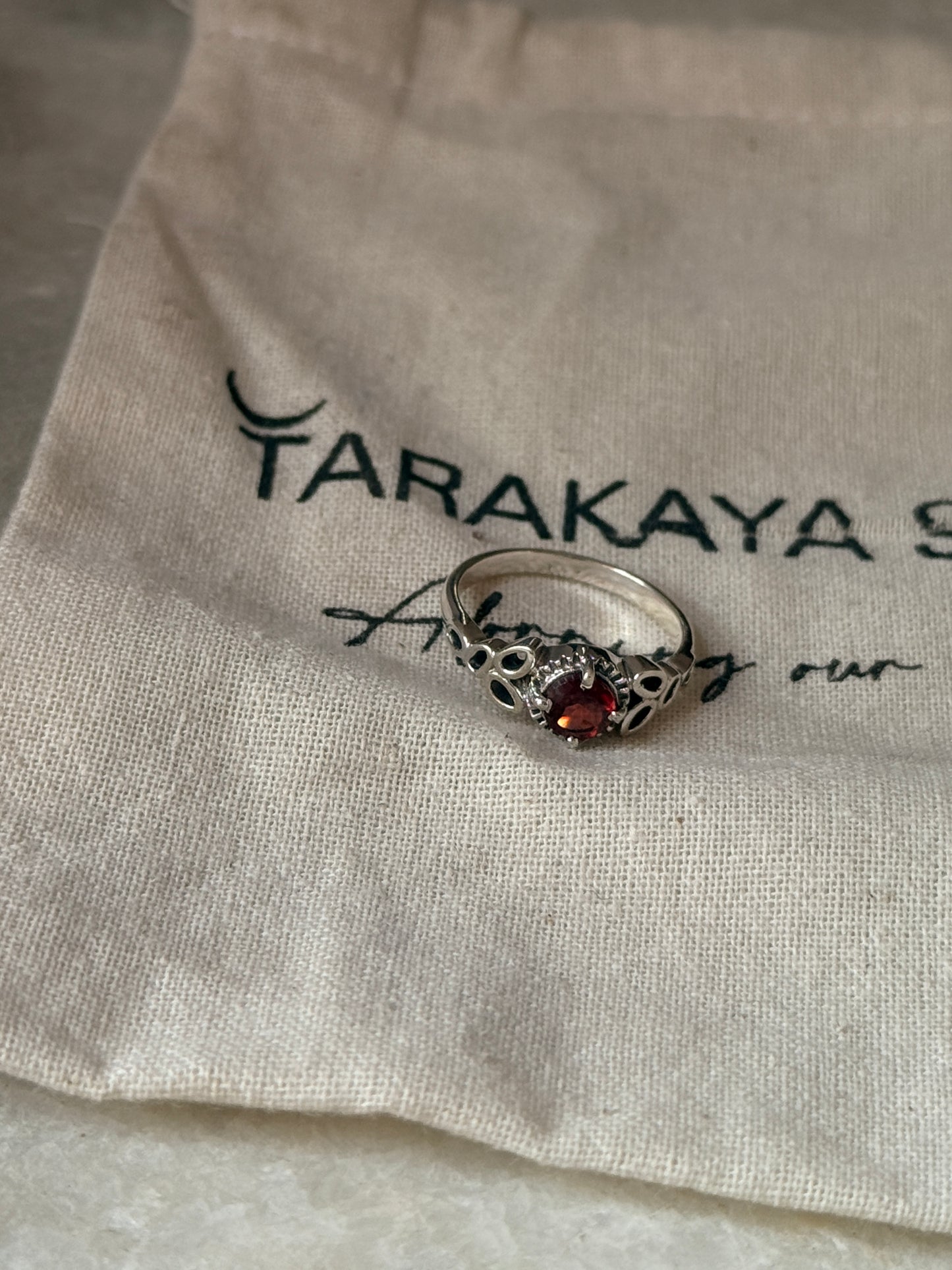 vintage style garnet round engraved 925 sterling silver band  