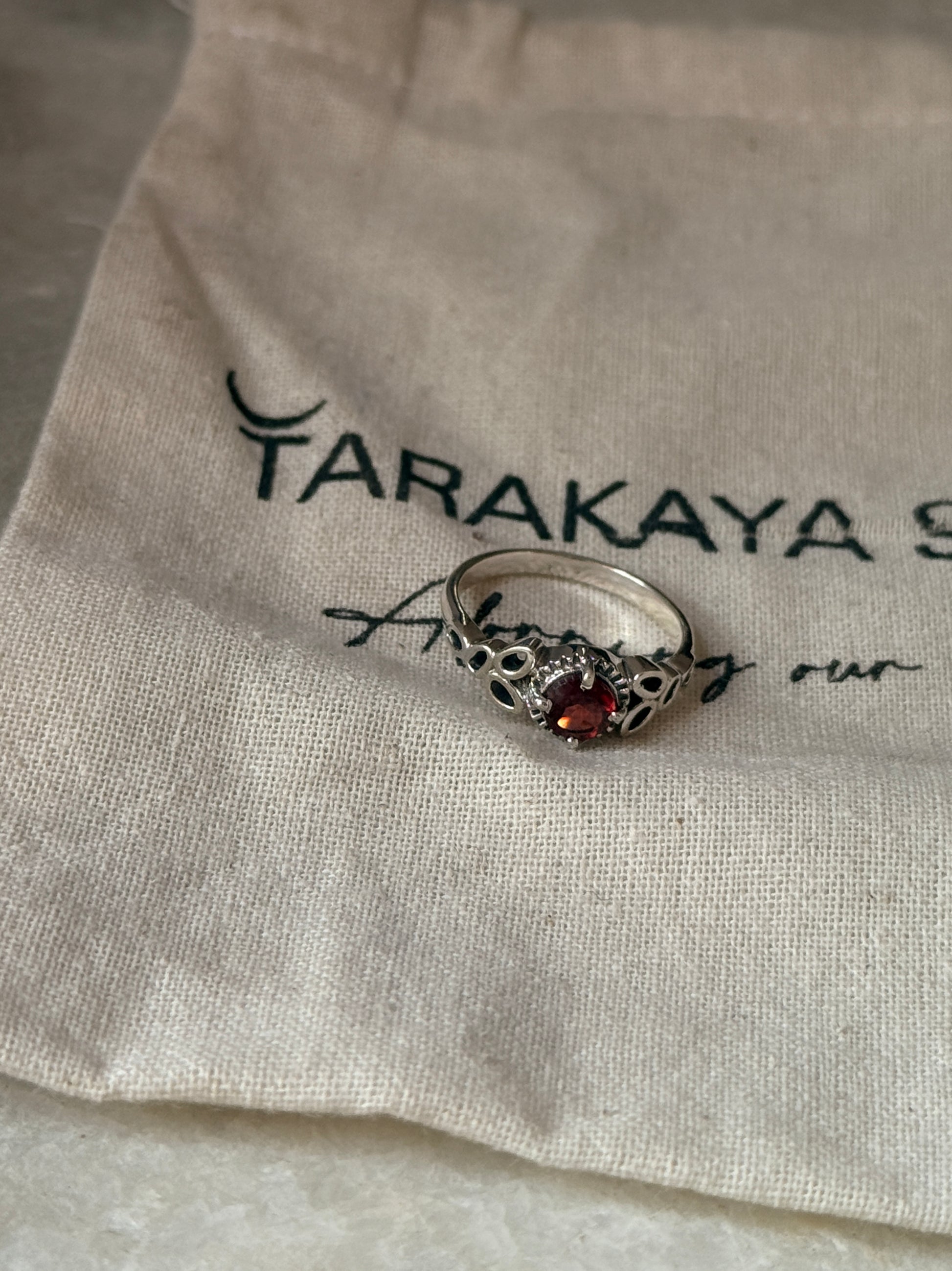 vintage style garnet round engraved 925 sterling silver band  