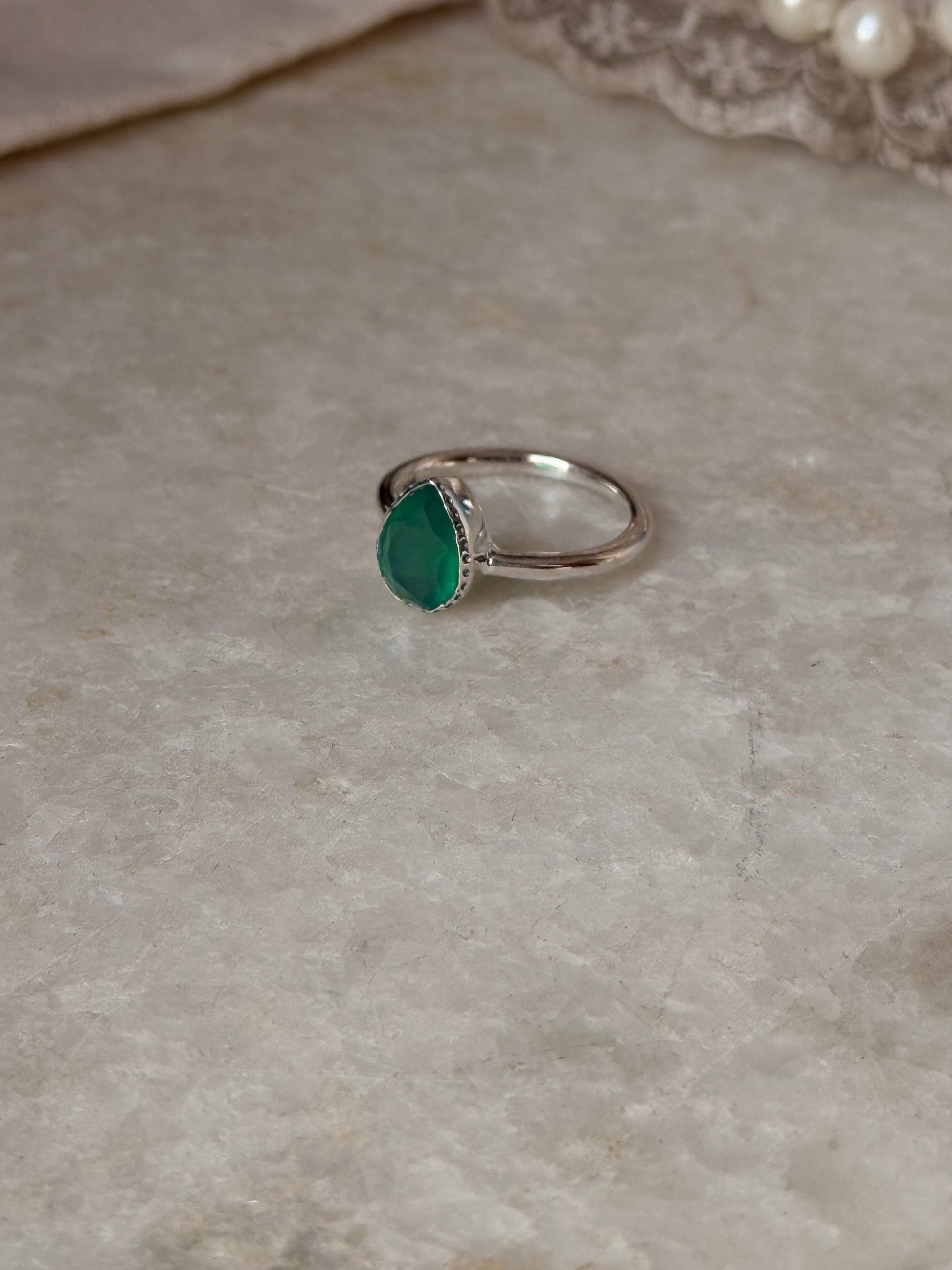 Vintage style 925 sterling silver green onyx pear ring  