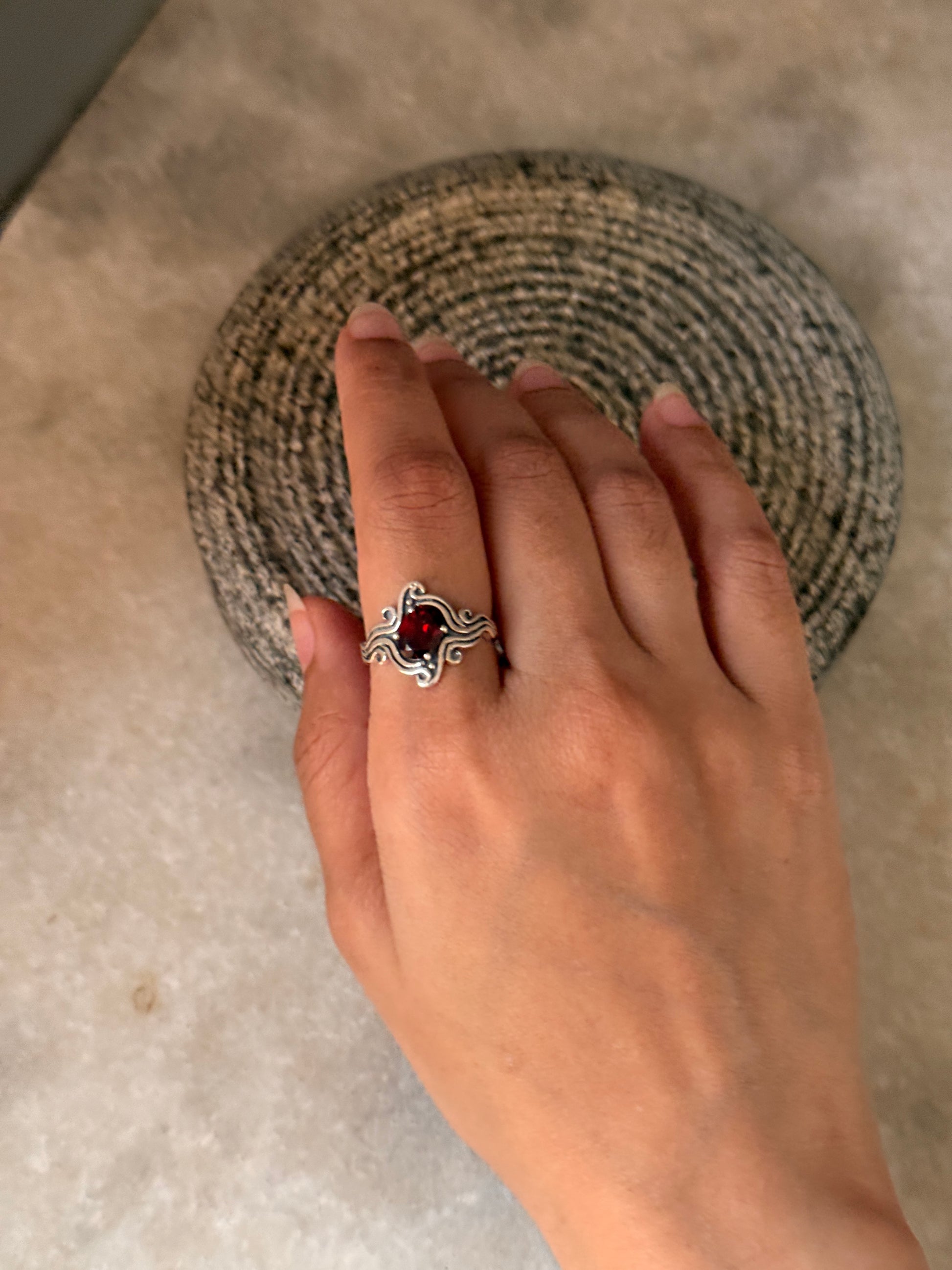 vintage-inspired garnet wavy 925 sterling silver ring  
