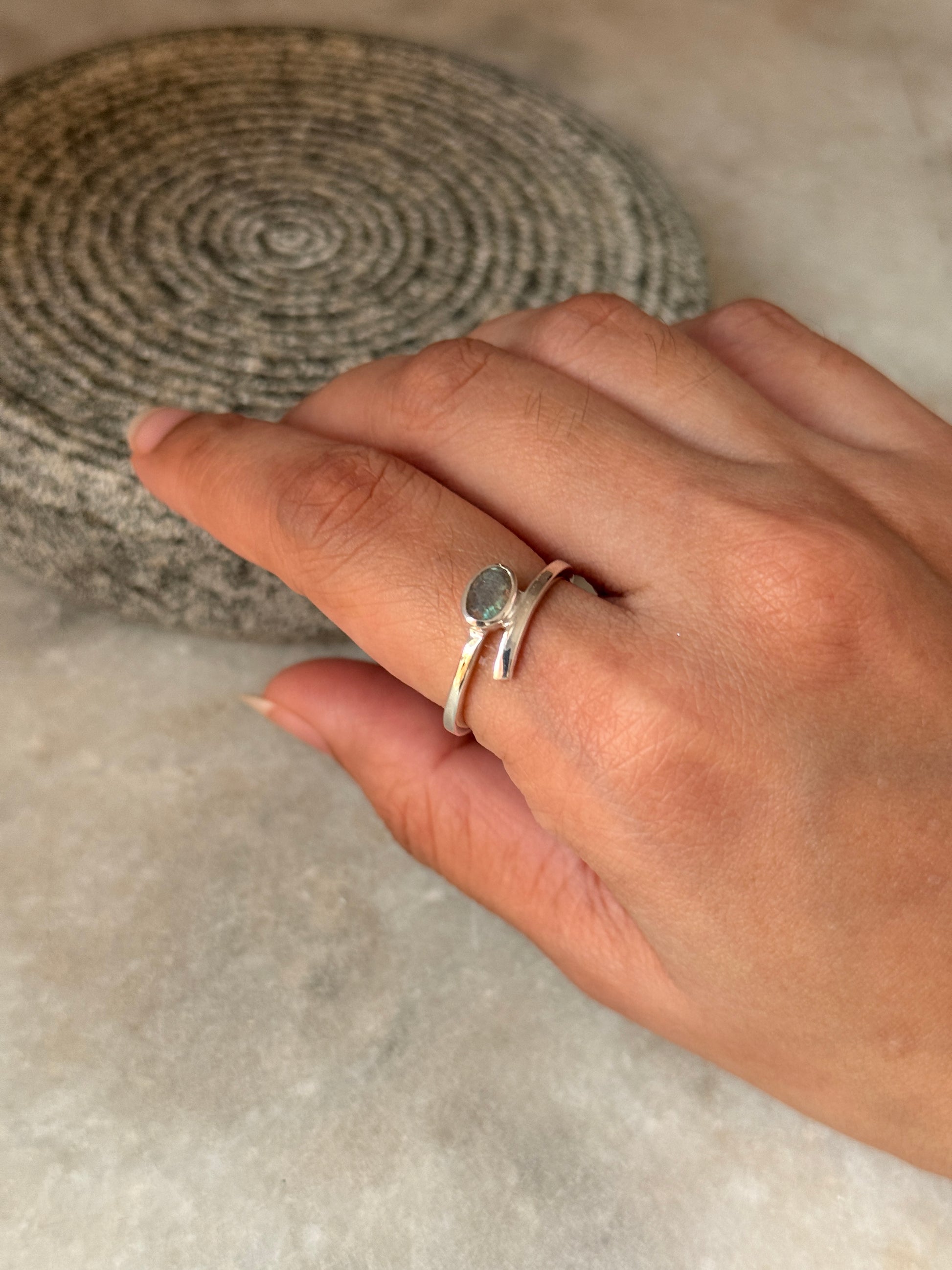 handcrafted 925 sterling silver labradorite oval gemstone ring