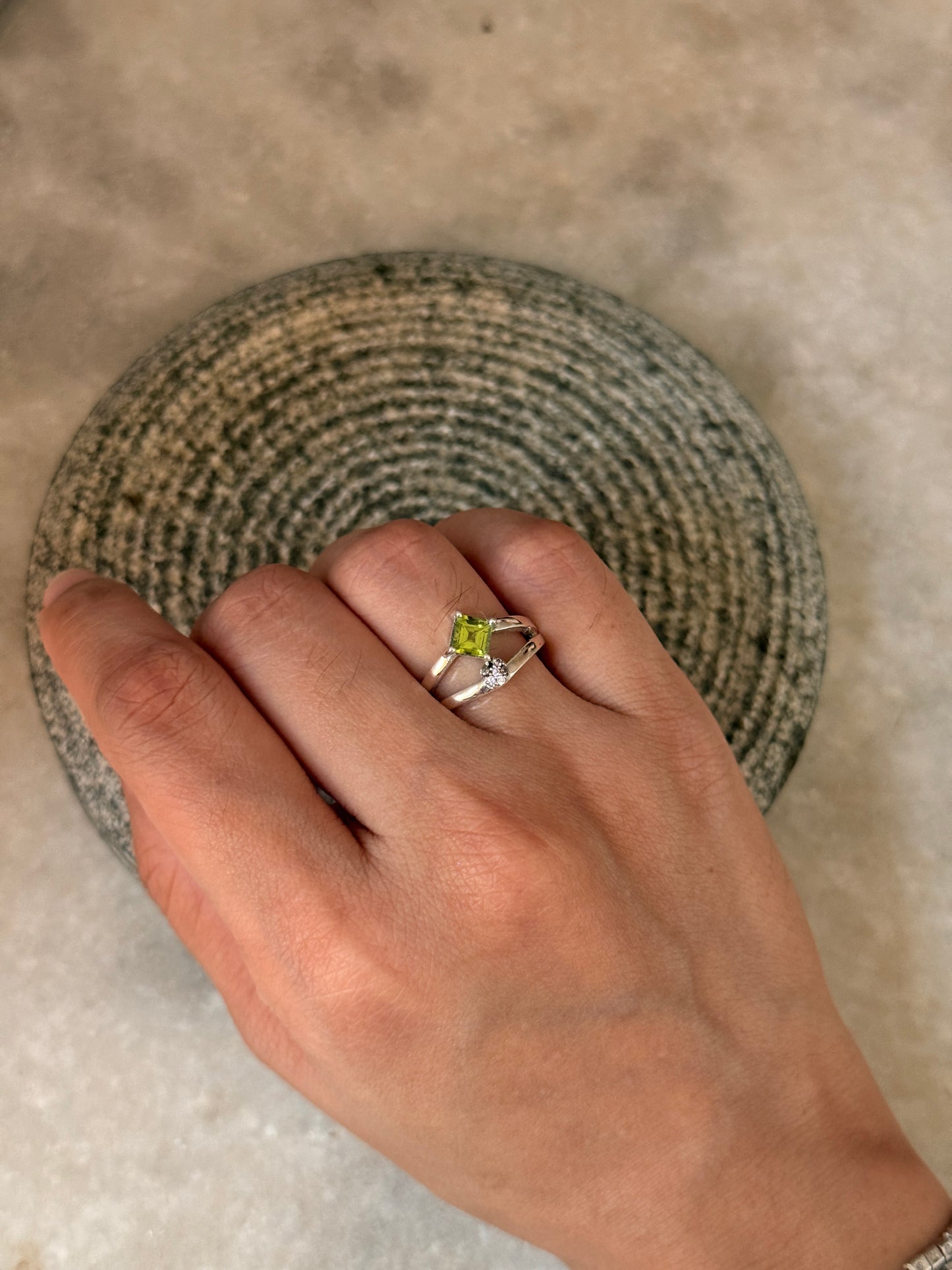 Elegant peridot and white topaz 925 sterling silver ring