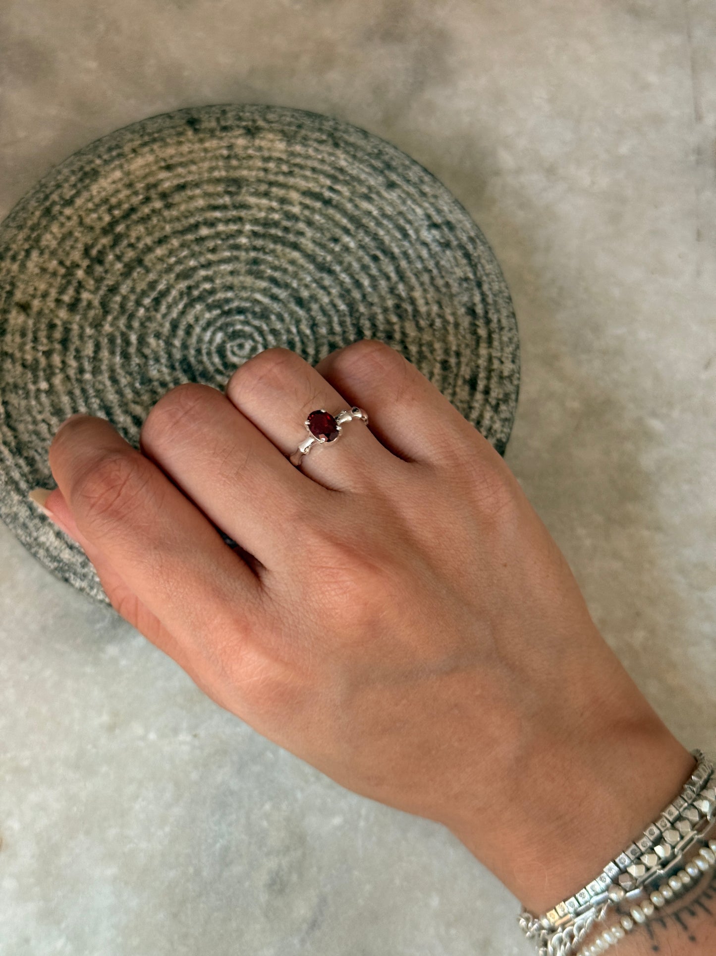 Garnet oval cut vintage ring in 925 sterling silver