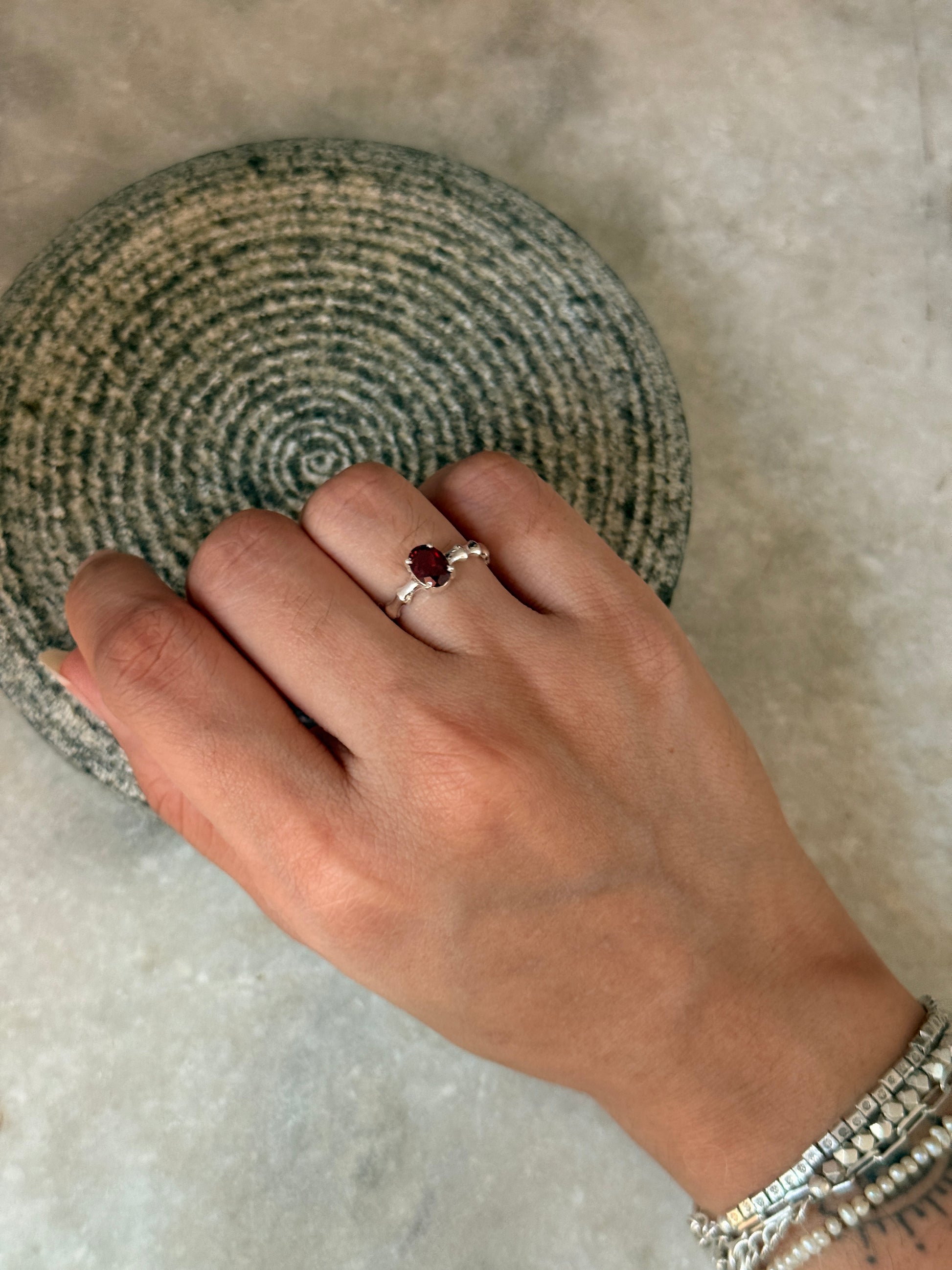 Garnet oval cut vintage ring in 925 sterling silver