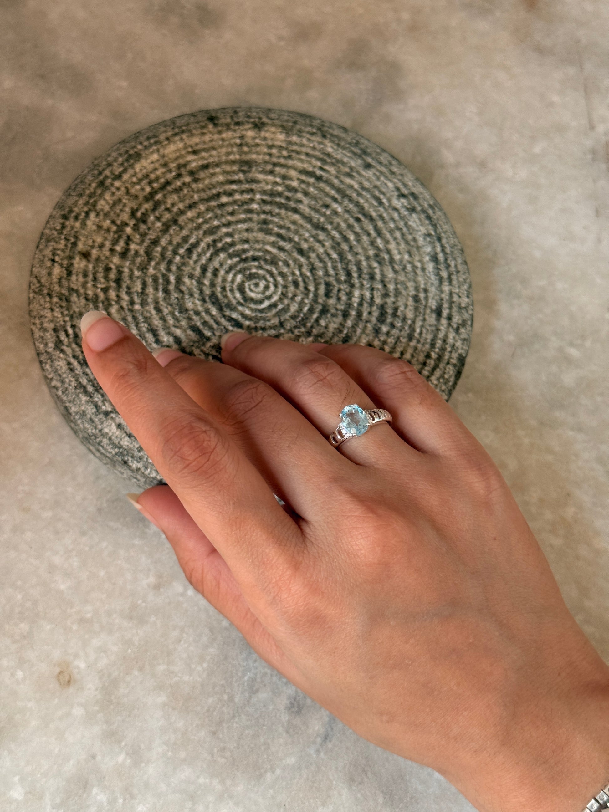 Elegant blue topaz oval 925 sterling silver adjustable ring