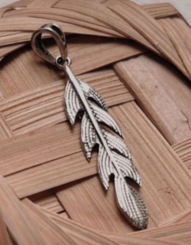 Timeless feather silver pendant featuring fine craftsmanship and soft curves